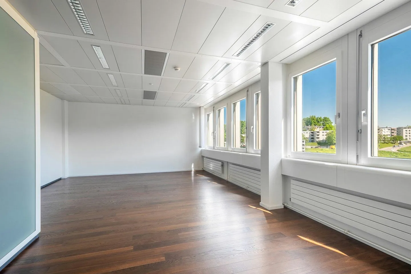 Your new premises just 4 minutes by public transport from the airport... - Photo 4 of 9