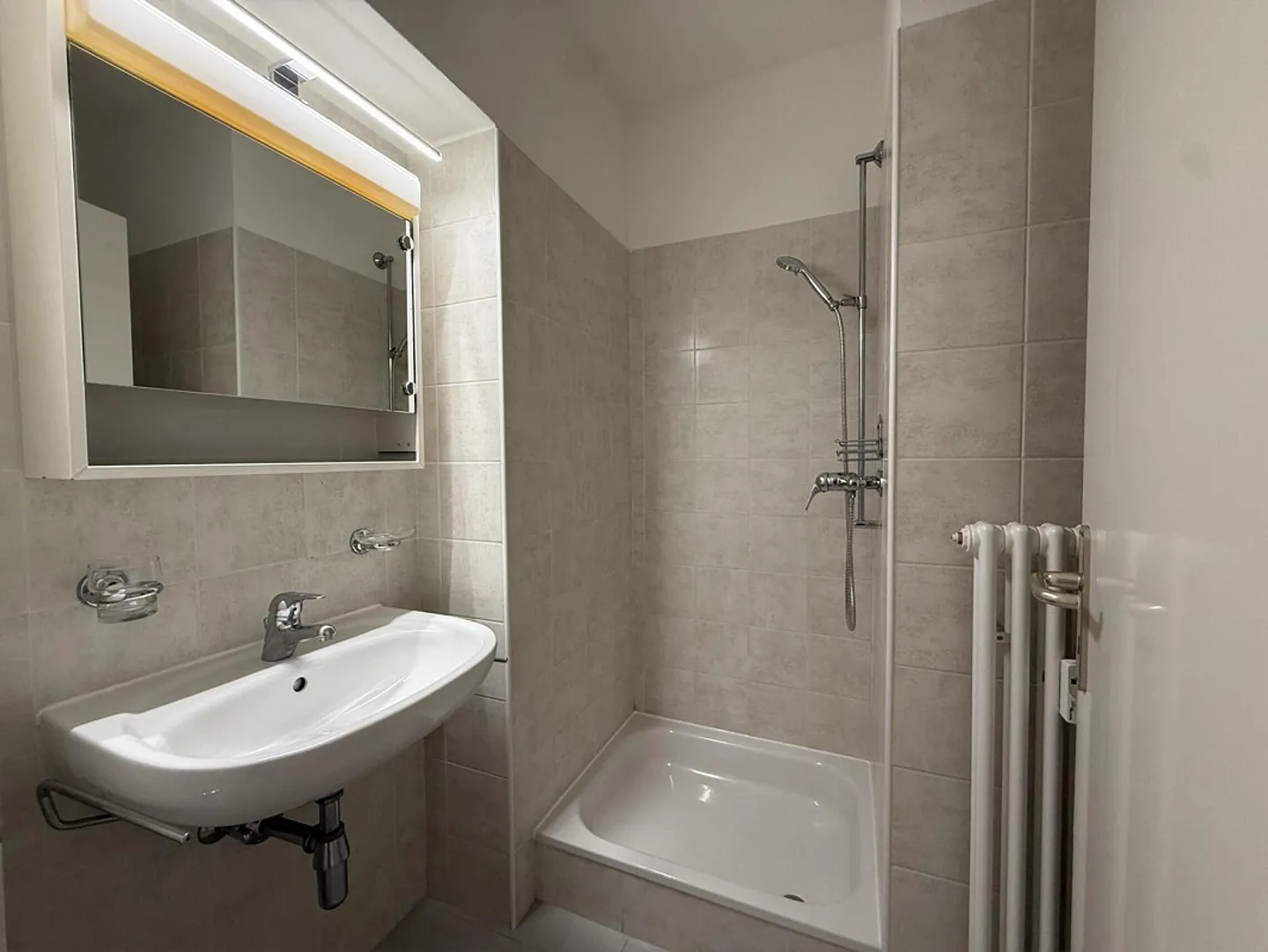 À LOUER GRAND APPARTEMENT LUMINEUX 4.5 PIÈCES À MAROGGIA - Photo 8 sur 8