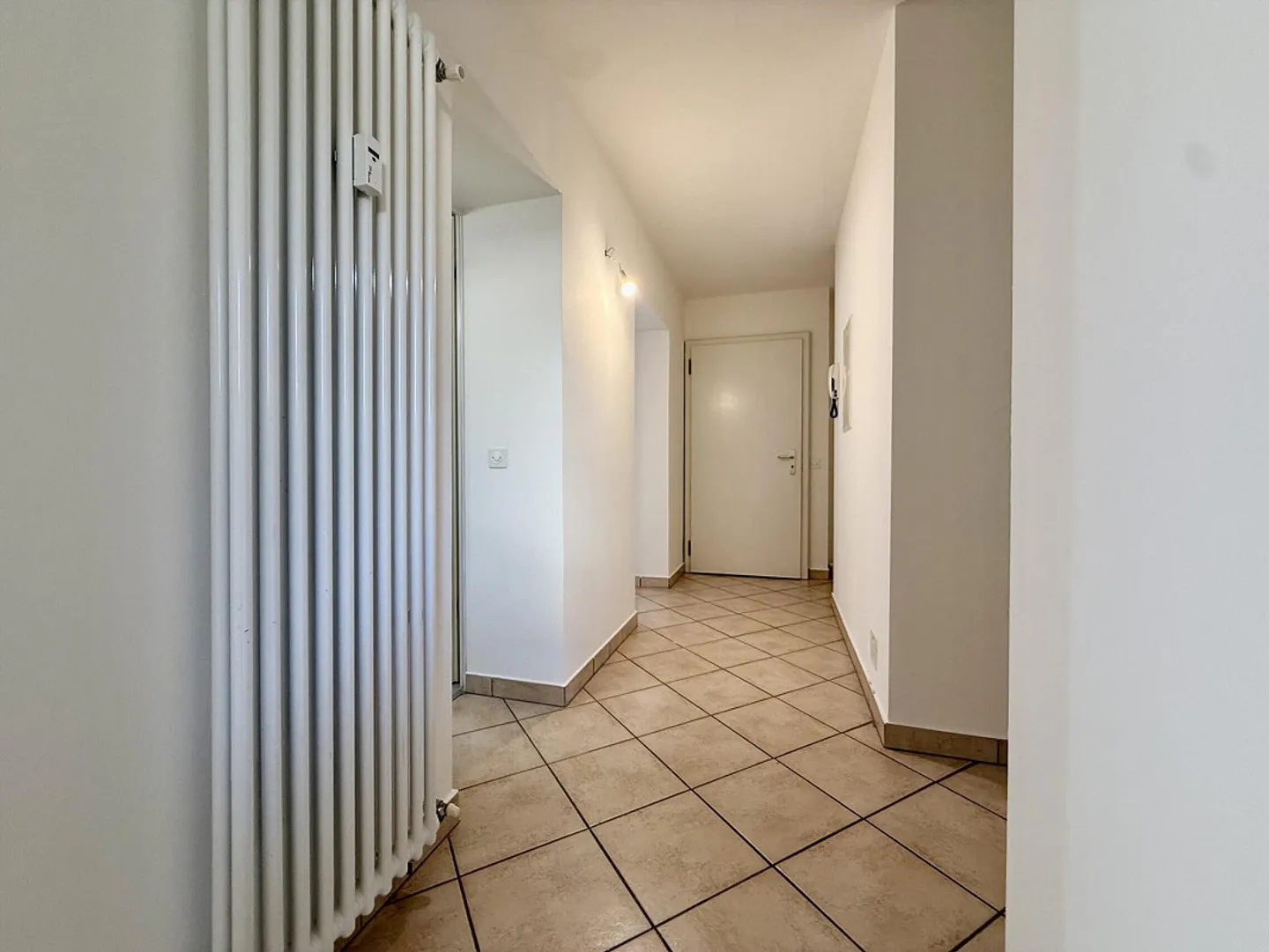 À LOUER GRAND APPARTEMENT LUMINEUX 4.5 PIÈCES À MAROGGIA - Photo 6 sur 8