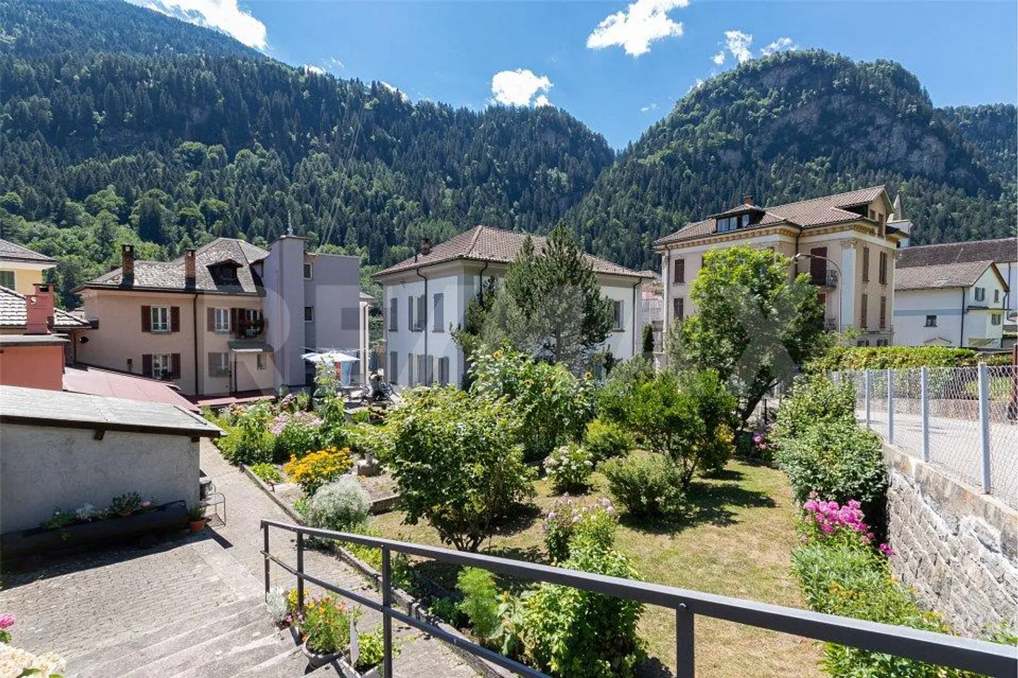 Maison spacieuse avec jardin - Photo 4 sur 13