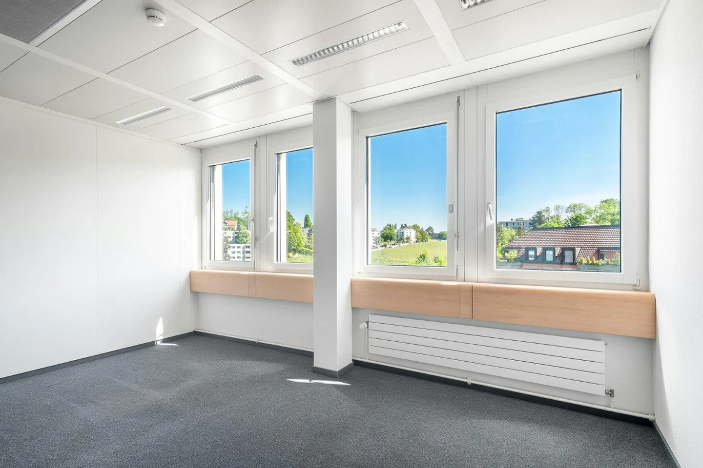 Your new premises just 4 minutes by public transport from the airport... - Photo 5 of 9