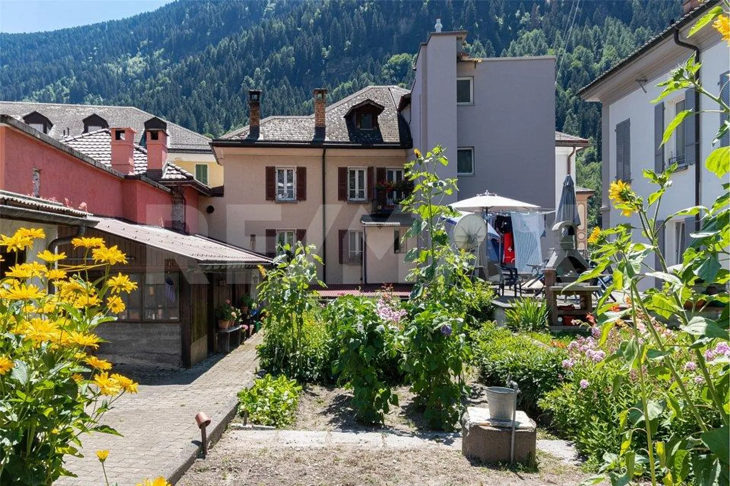 Maison spacieuse avec jardin - Photo 3 sur 13