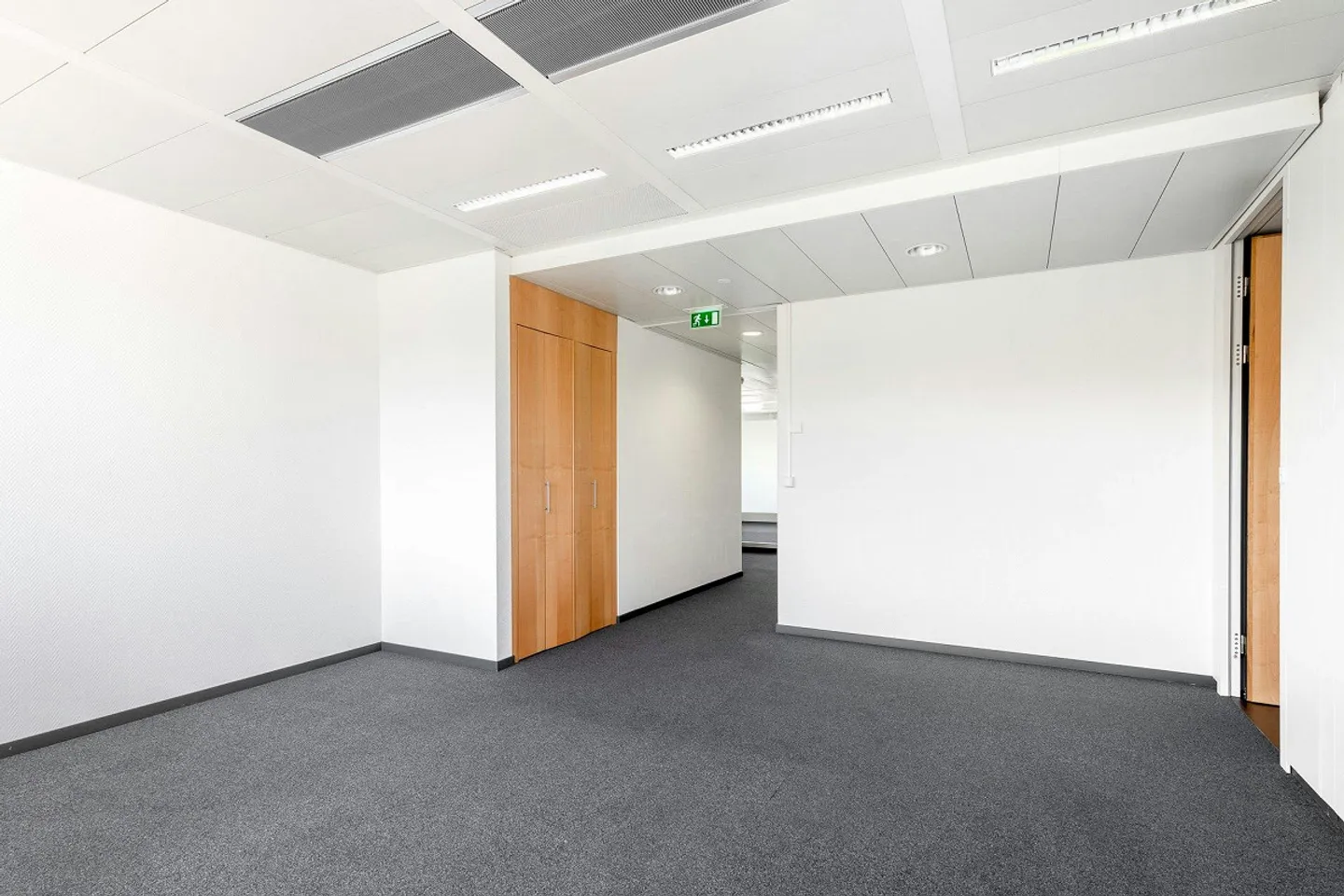 Your new premises just 4 minutes by public transport from the airport... - Photo 6 of 9