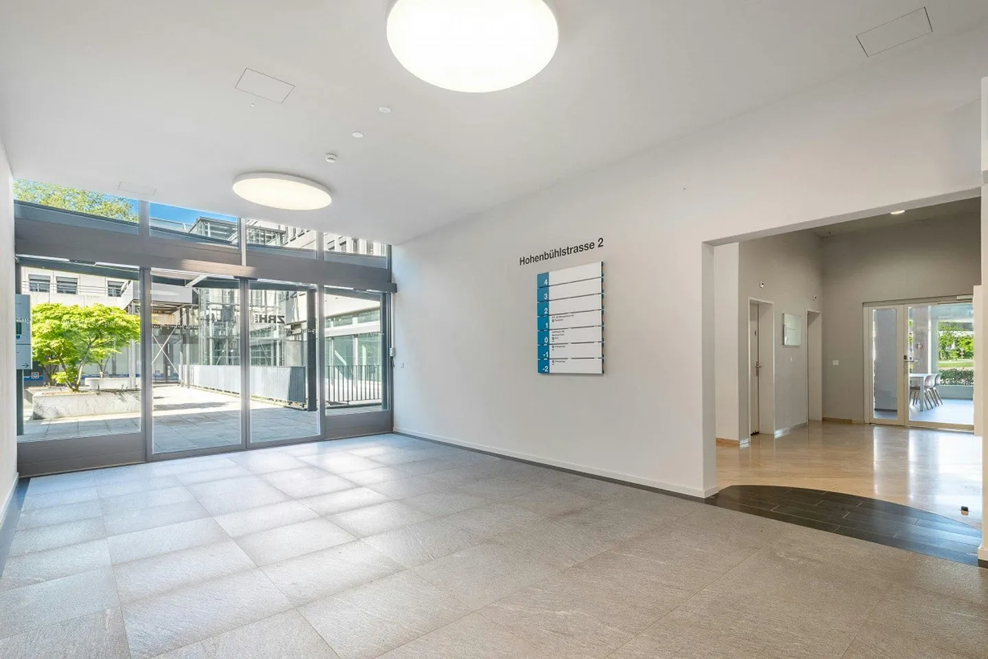 Your new premises just 4 minutes by public transport from the airport... - Photo 9 of 9
