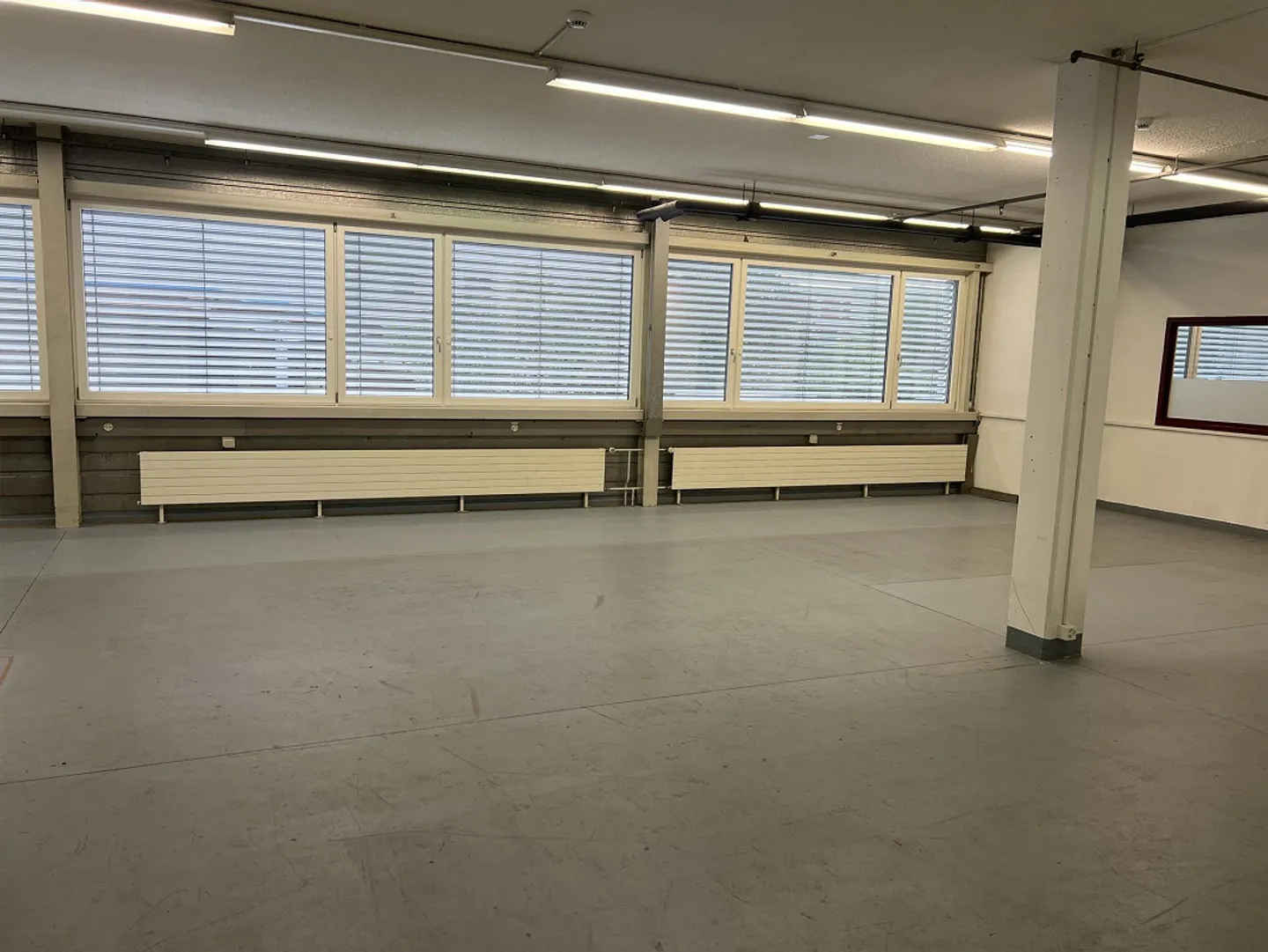 Modern, bright commercial space with versatile usage options - Photo 2 of 7