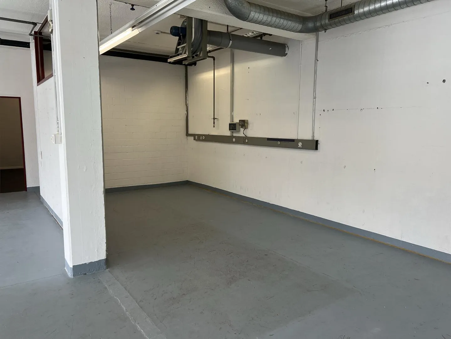 Modern, bright commercial space with versatile usage options - Photo 3 of 7