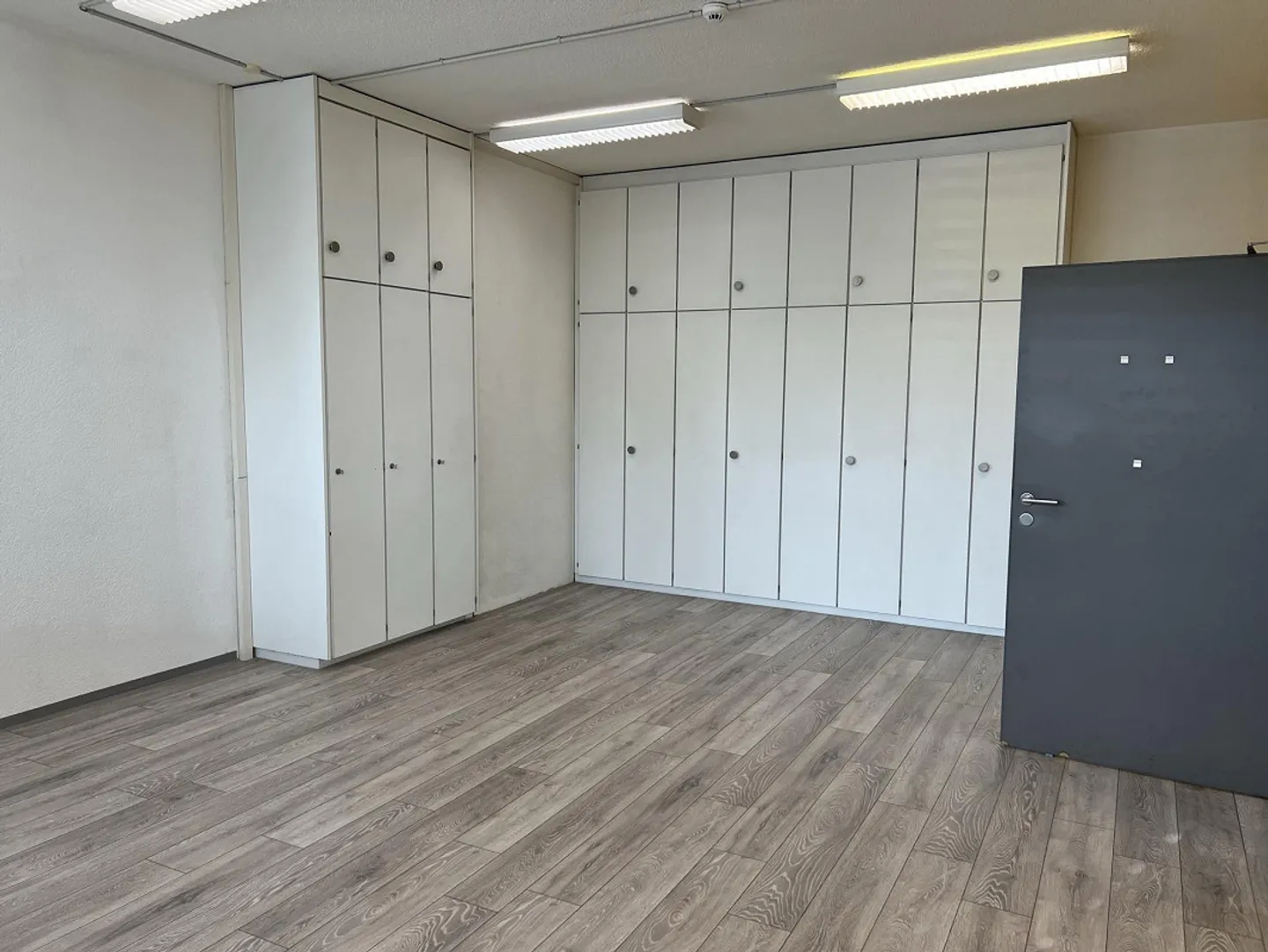 Modern, bright commercial space with versatile usage options - Photo 4 of 7
