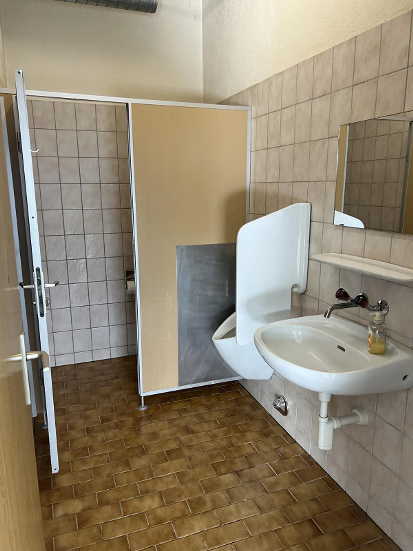 Modern, bright commercial space with versatile usage options - Photo 5 of 7