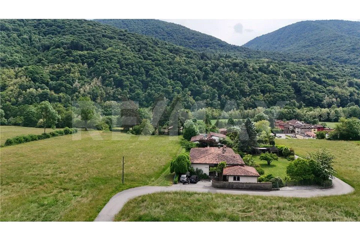 Fairy-tale villa on the outskirts of Monteggio! Also as a second residence - Photo 3 of 13