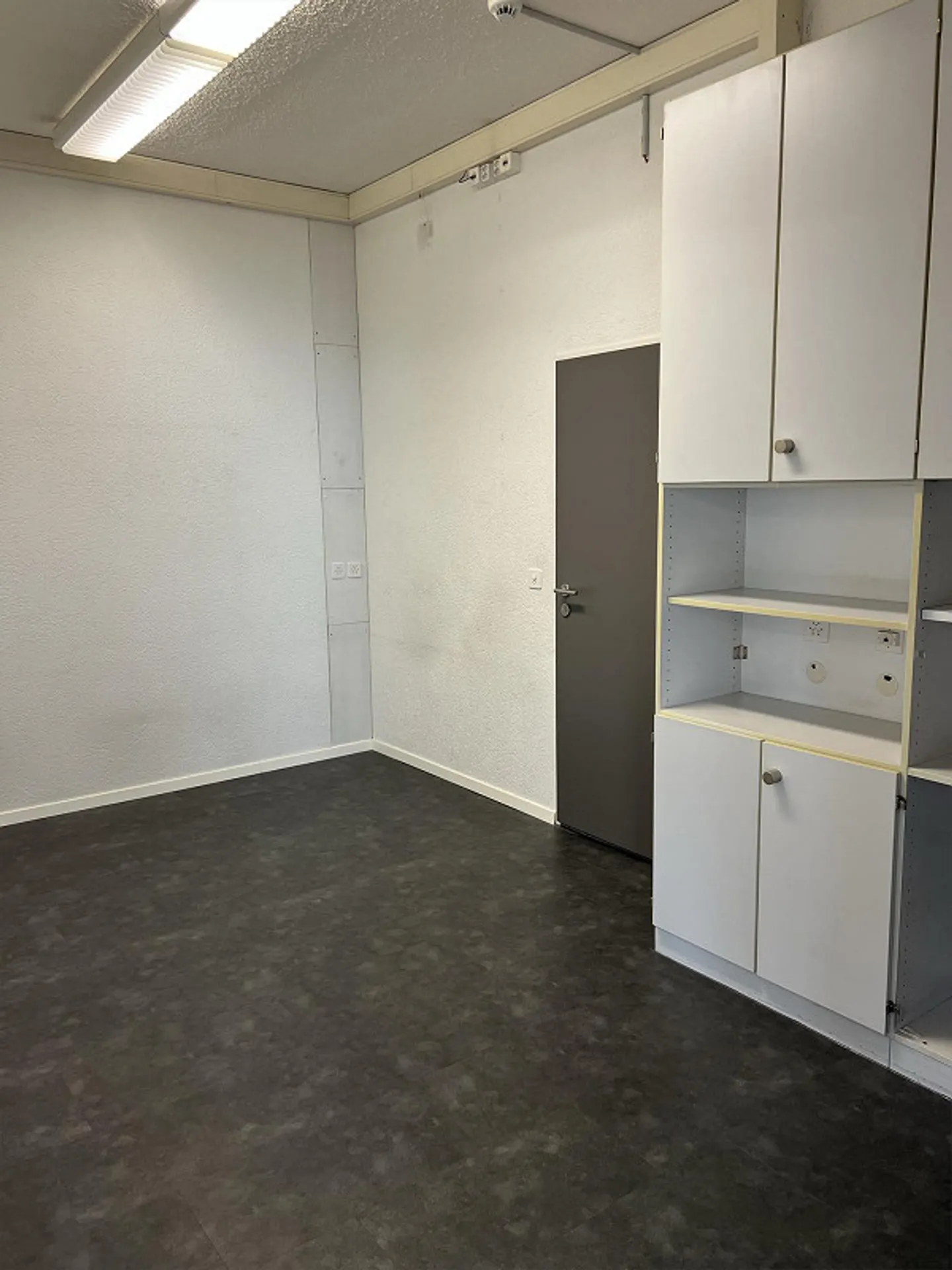 Modern, bright commercial space with versatile usage options - Photo 6 of 7