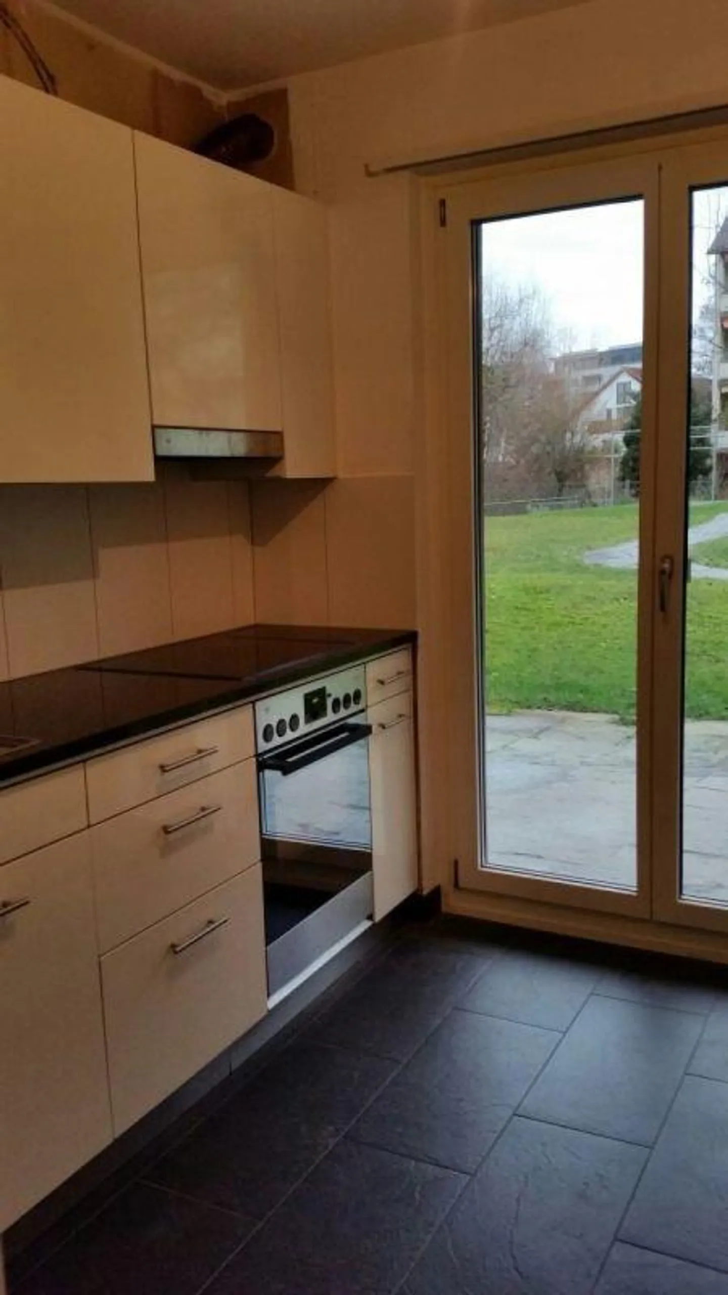 Modern apartment in a quiet location with garden seating area - Photo 4 of 10