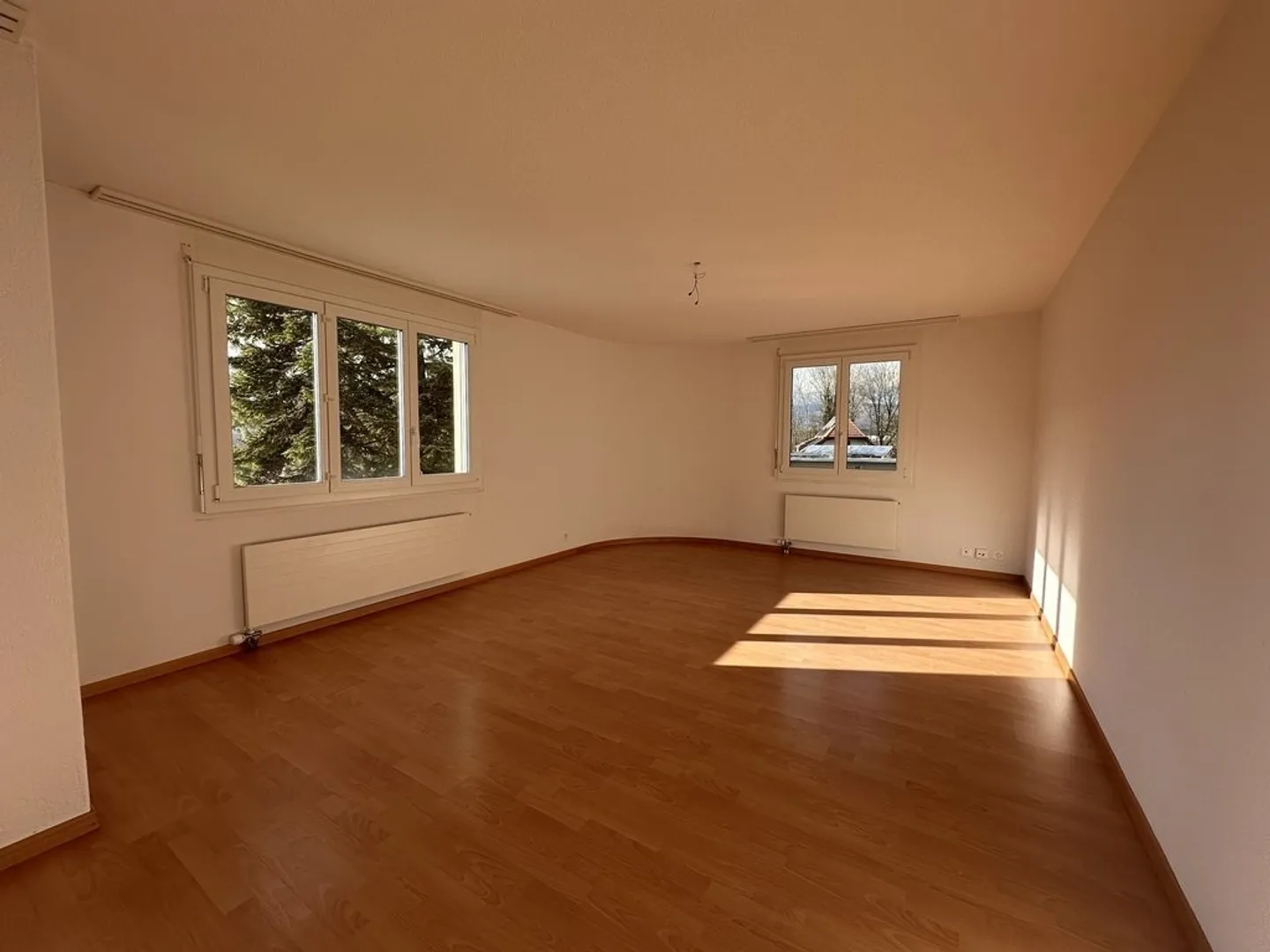 Appartement lumineux de 4,5 pièces avec balcon et agencement idéal - Photo 1 sur 7