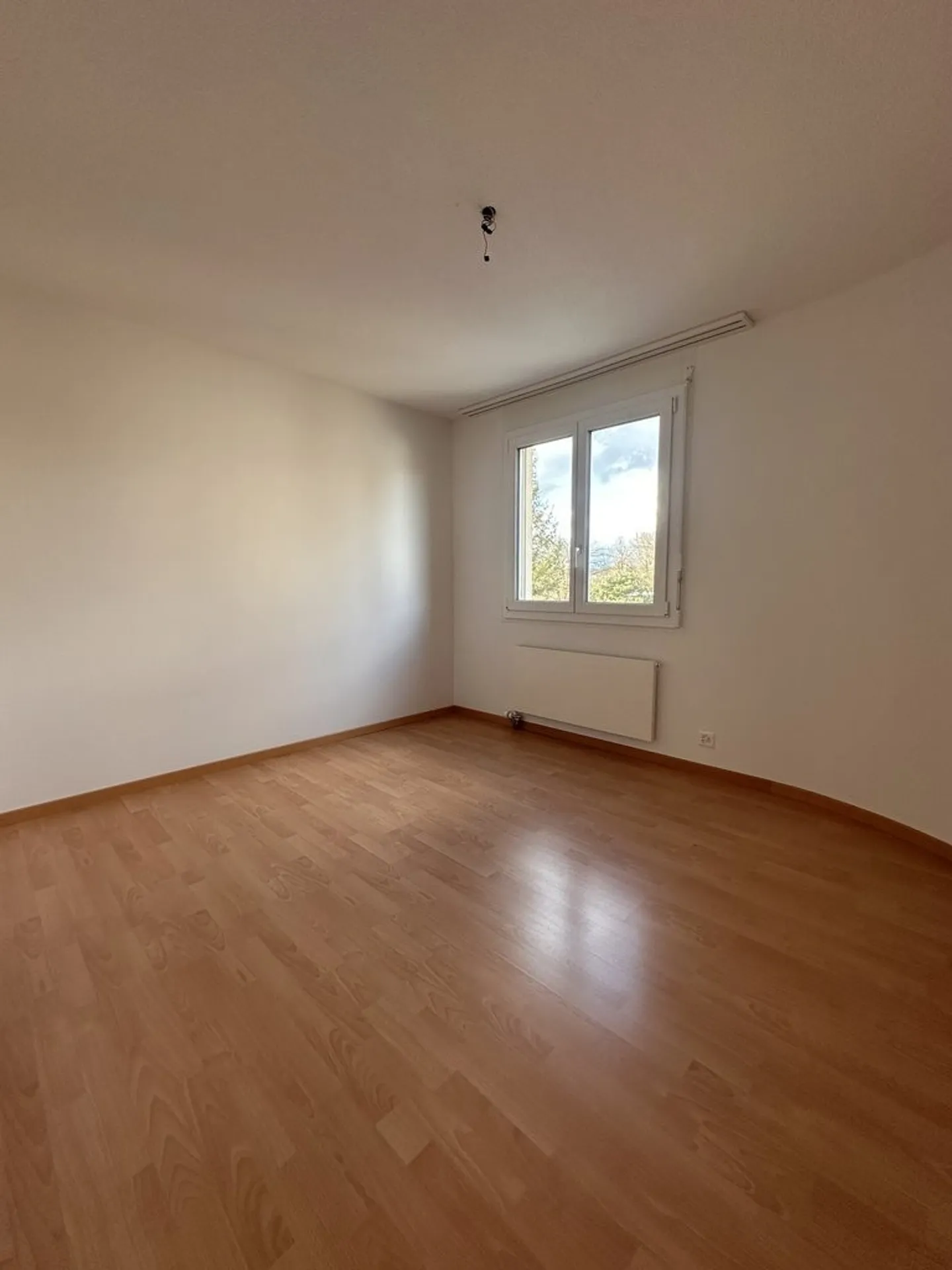 Appartement lumineux de 4,5 pièces avec balcon et agencement idéal - Photo 3 sur 7