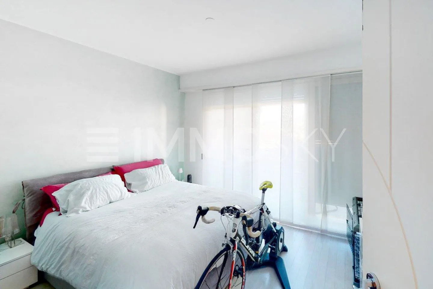 In the center, high panoramic floor with lake view - Photo 3 of 5