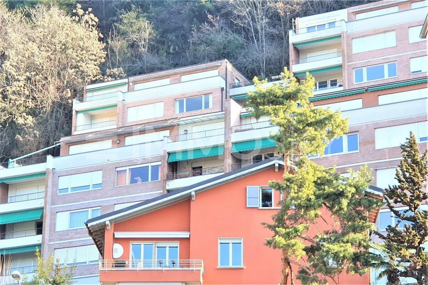 In the center, high panoramic floor with lake view - Photo 4 of 5