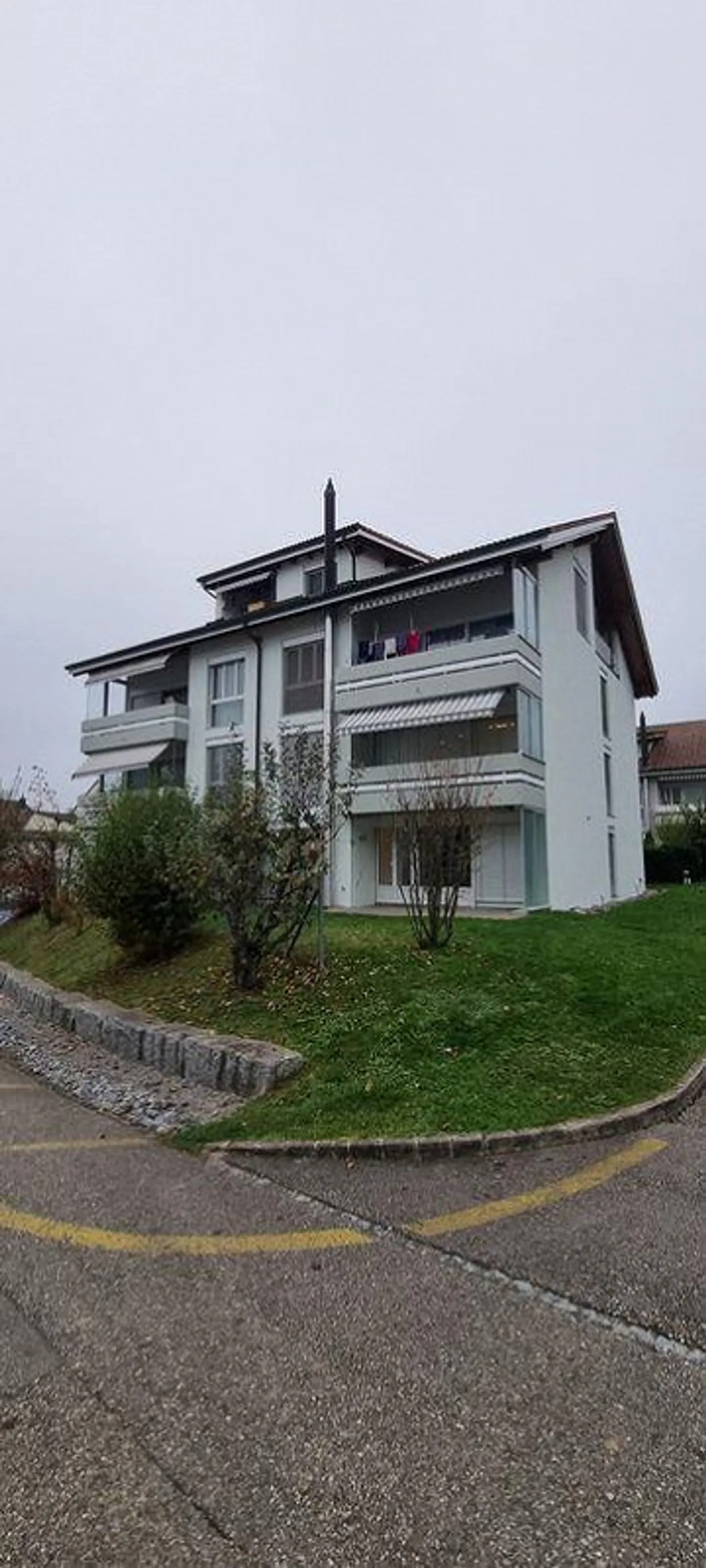 Charmante appartement de toit 2.5 pièces dans un endroit calme de Safenwil - Photo 1 sur 11