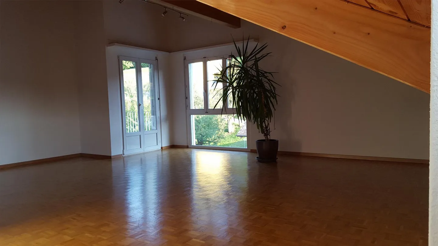 Charmante appartement de toit 2.5 pièces dans un endroit calme de Safenwil - Photo 2 sur 11