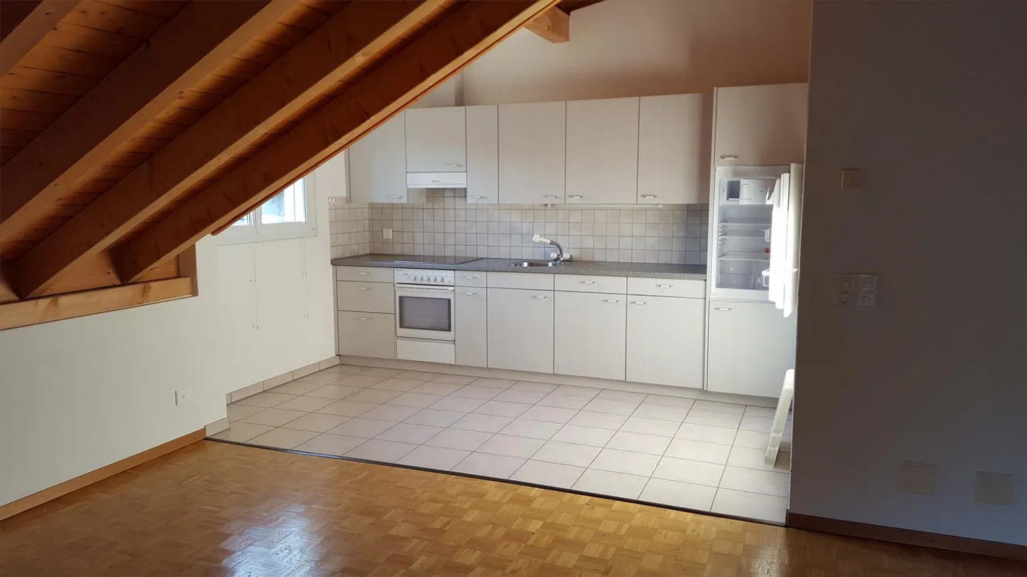 Charmante appartement de toit 2.5 pièces dans un endroit calme de Safenwil - Photo 4 sur 11