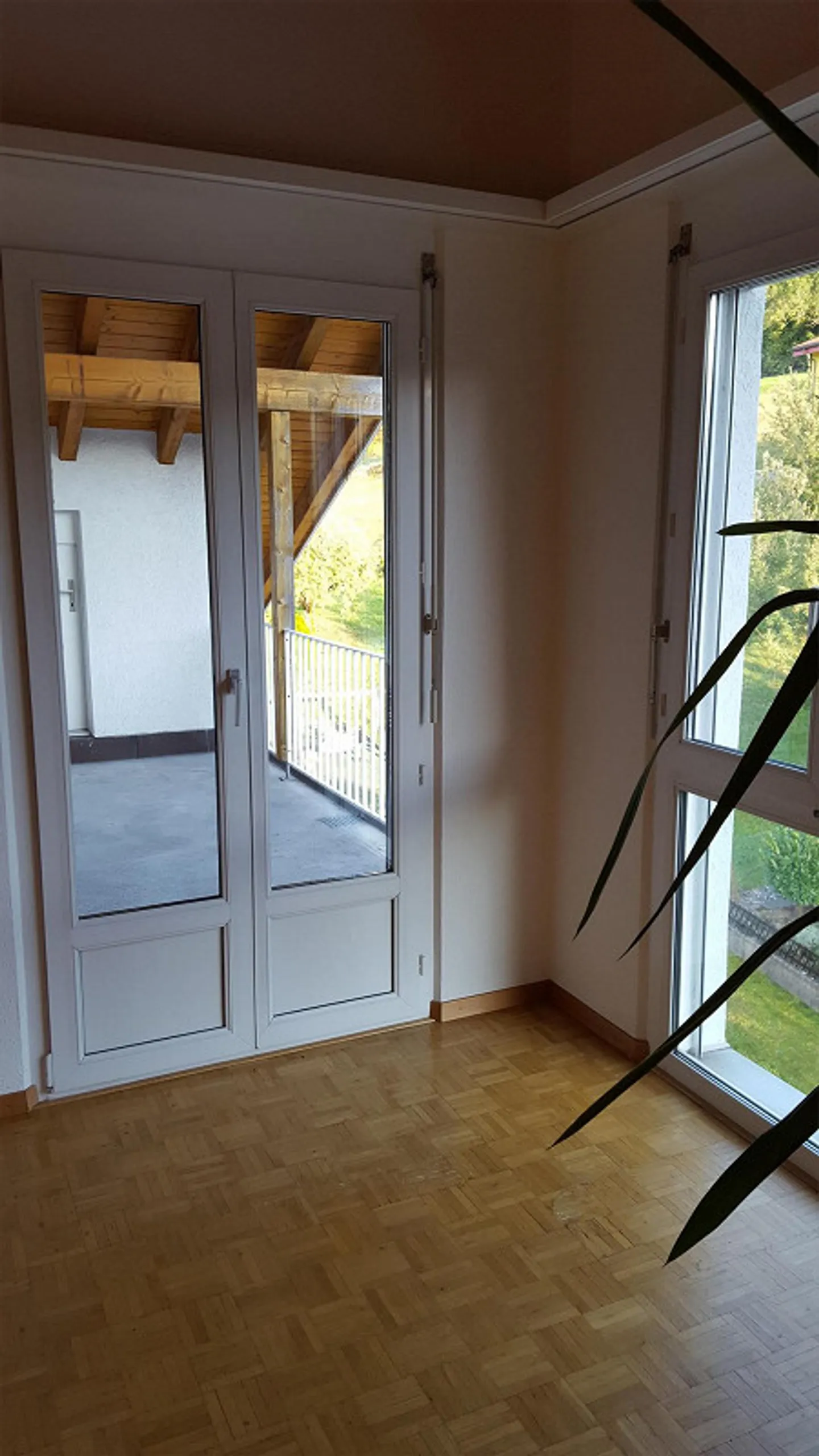 Charmante appartement de toit 2.5 pièces dans un endroit calme de Safenwil - Photo 5 sur 11