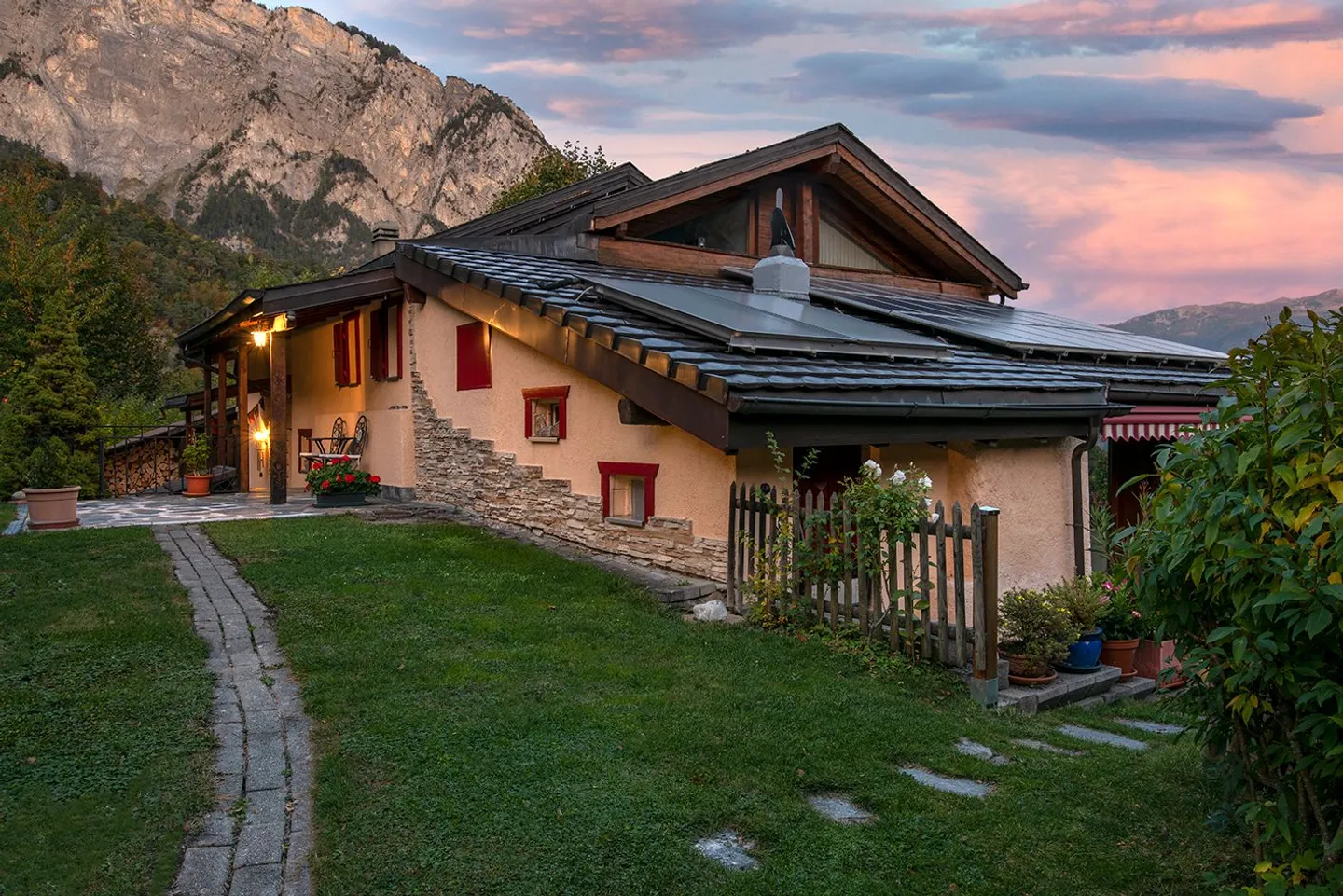 Wunderschönes charmantes Haus, eingebettet in eine Oase des Friedens - Foto 2 von 12