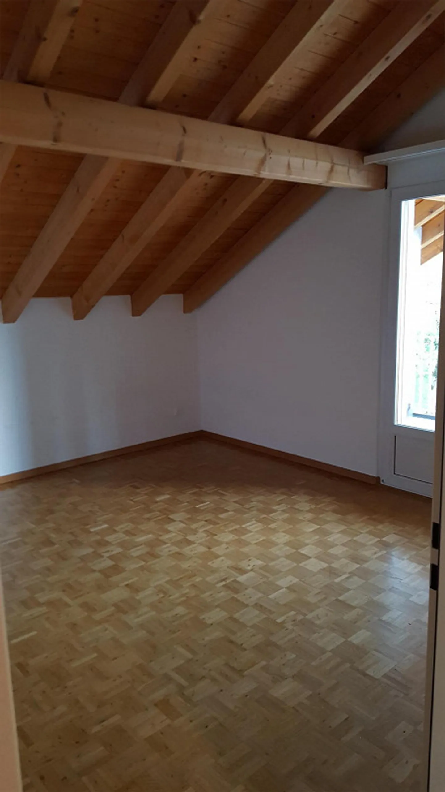 Charmante appartement de toit 2.5 pièces dans un endroit calme de Safenwil - Photo 8 sur 11