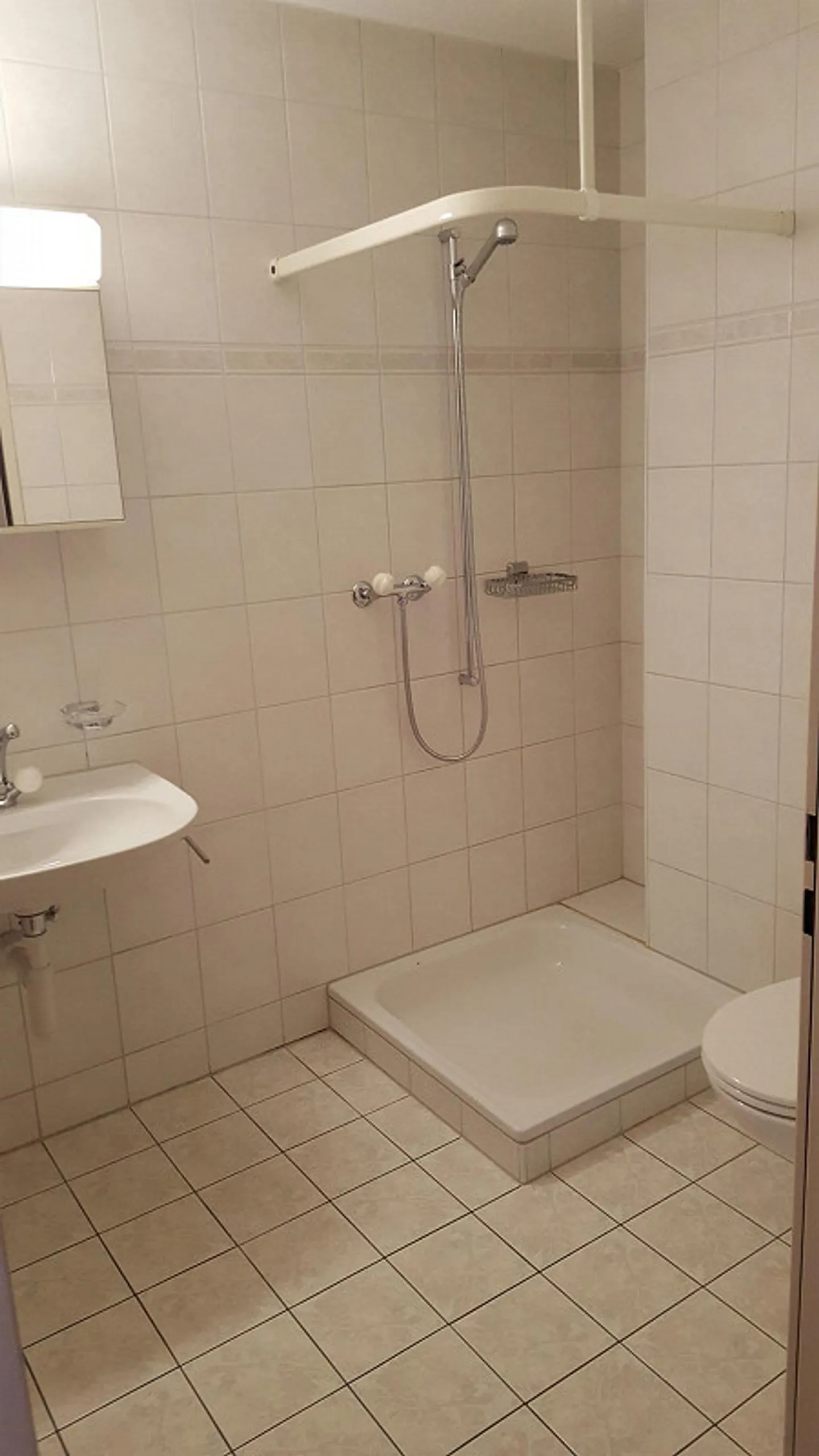 Charmante appartement de toit 2.5 pièces dans un endroit calme de Safenwil - Photo 9 sur 11