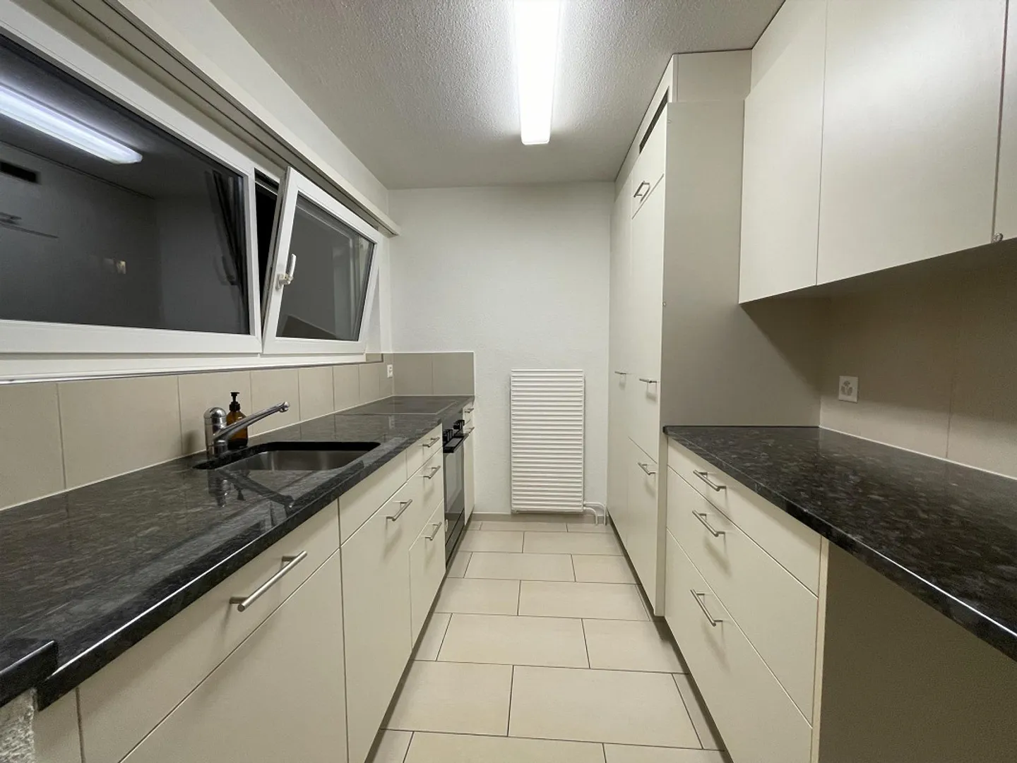 Appartement 2.5 pièces - Sous-location entièrement meublée - Photo 2 sur 6