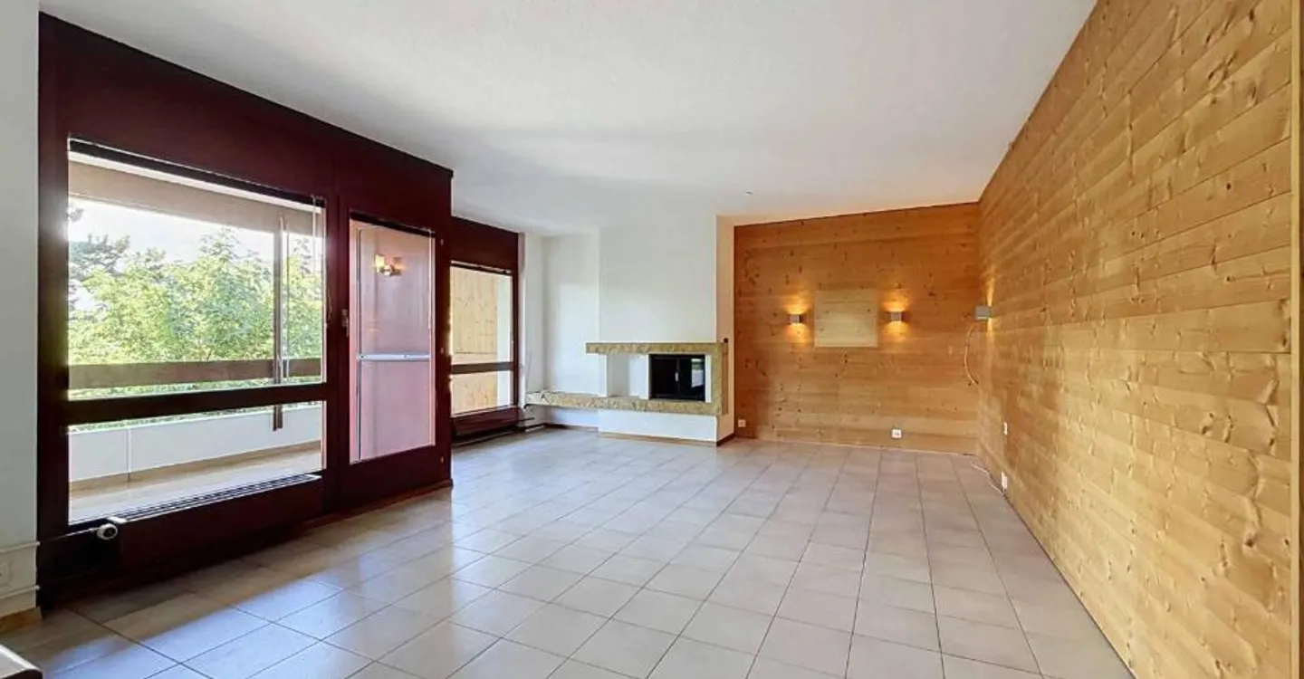 Charming 4-Room Apartment - Photo 3 of 10
