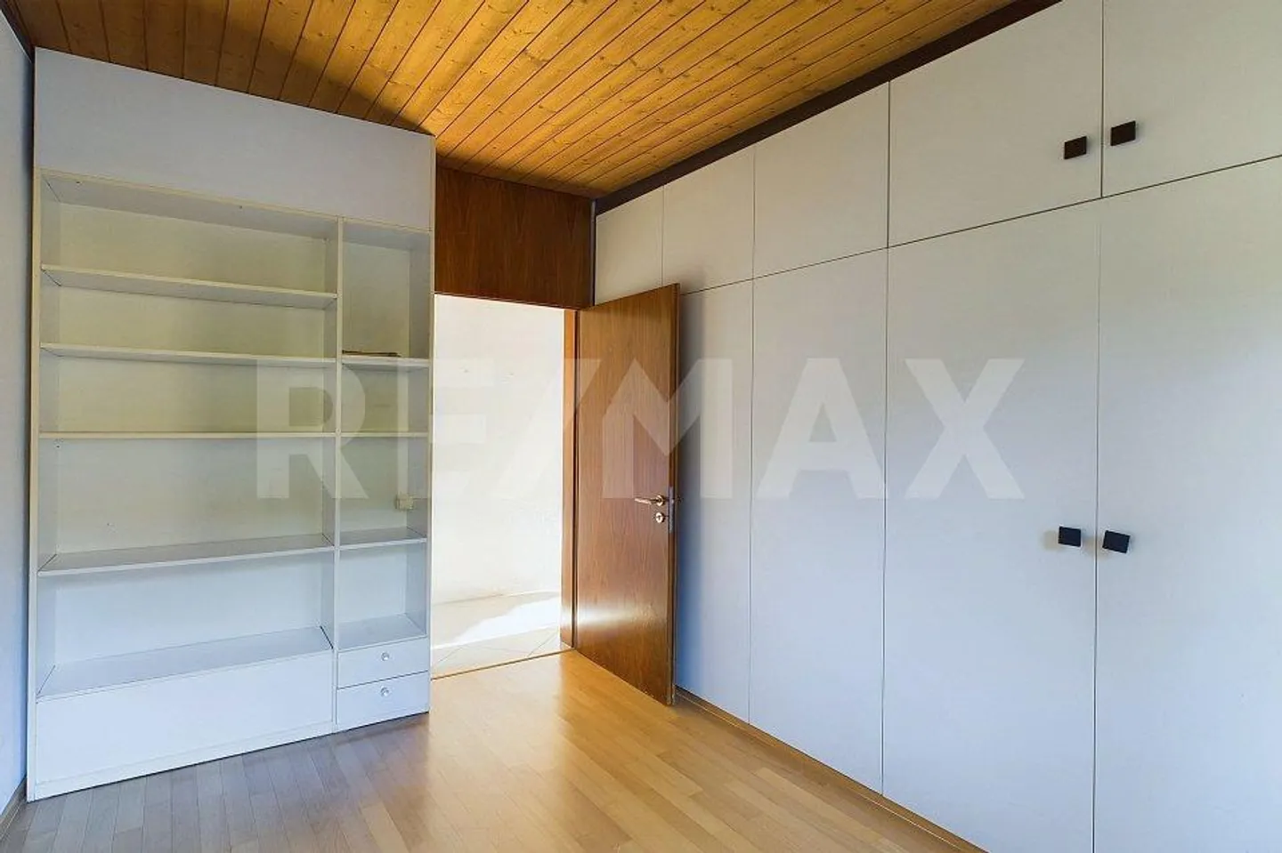 Space, Comfort and Garden: the Perfect Apartment for Growing Up with the Family - Photo 12 of 13