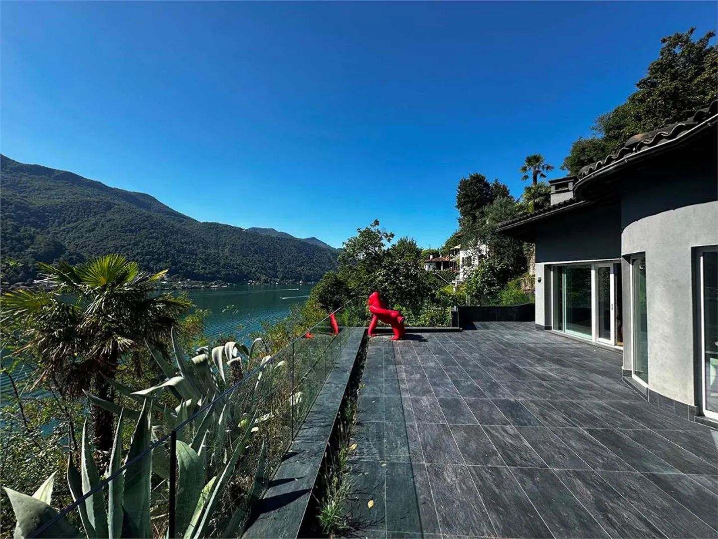 Villa panoramique avec piscine intérieure au cœur de Vico Morcote - Photo 1 sur 13