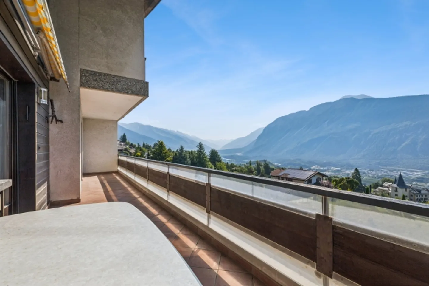 Charm Meets Panorama: 4.5-Room Apartment with Alpine View - Photo 2 of 13