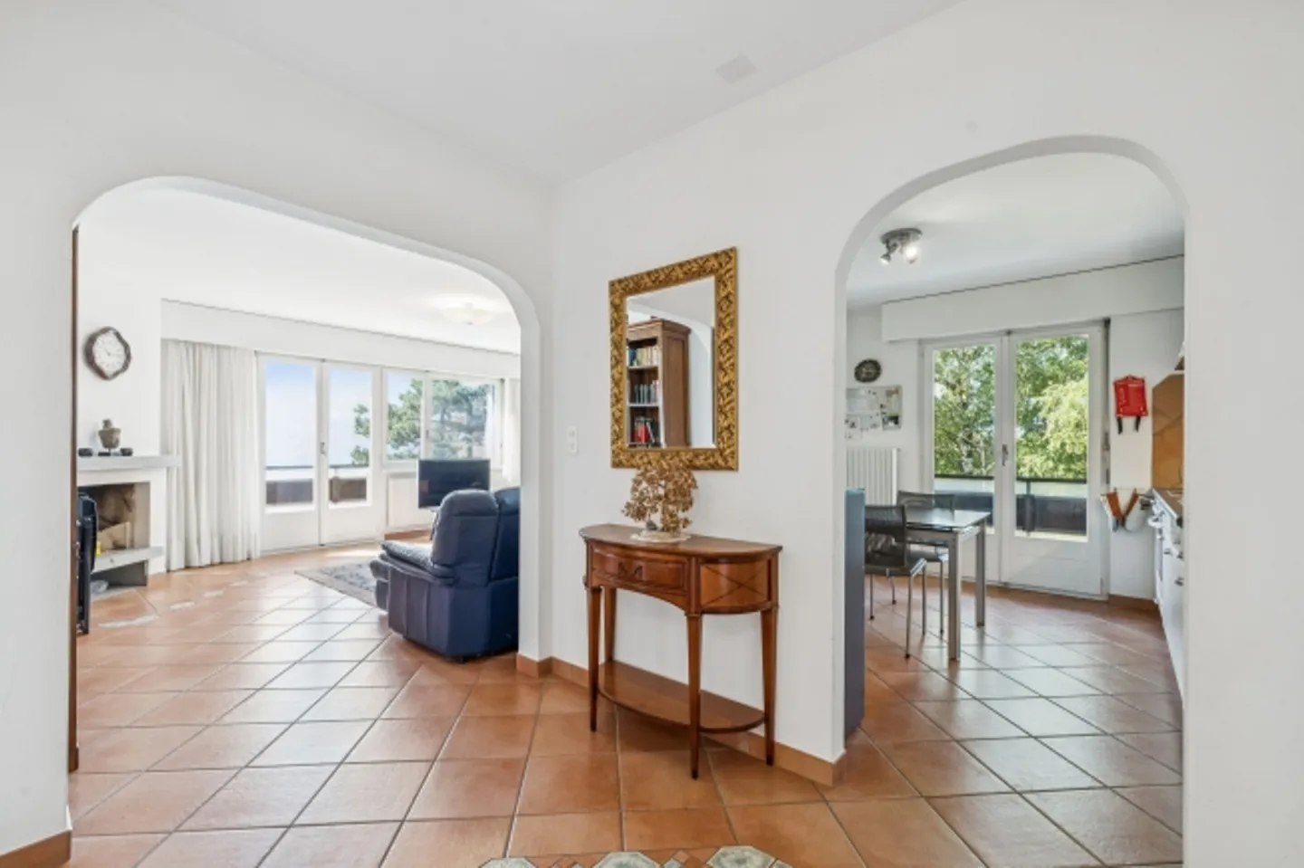 Charm Meets Panorama: 4.5-Room Apartment with Alpine View - Photo 4 of 13