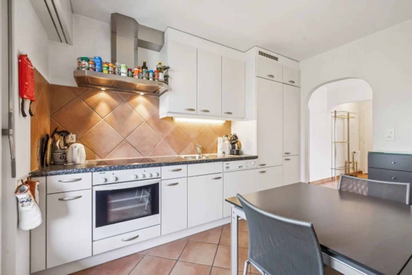 Charm Meets Panorama: 4.5-Room Apartment with Alpine View - Photo 7 of 13