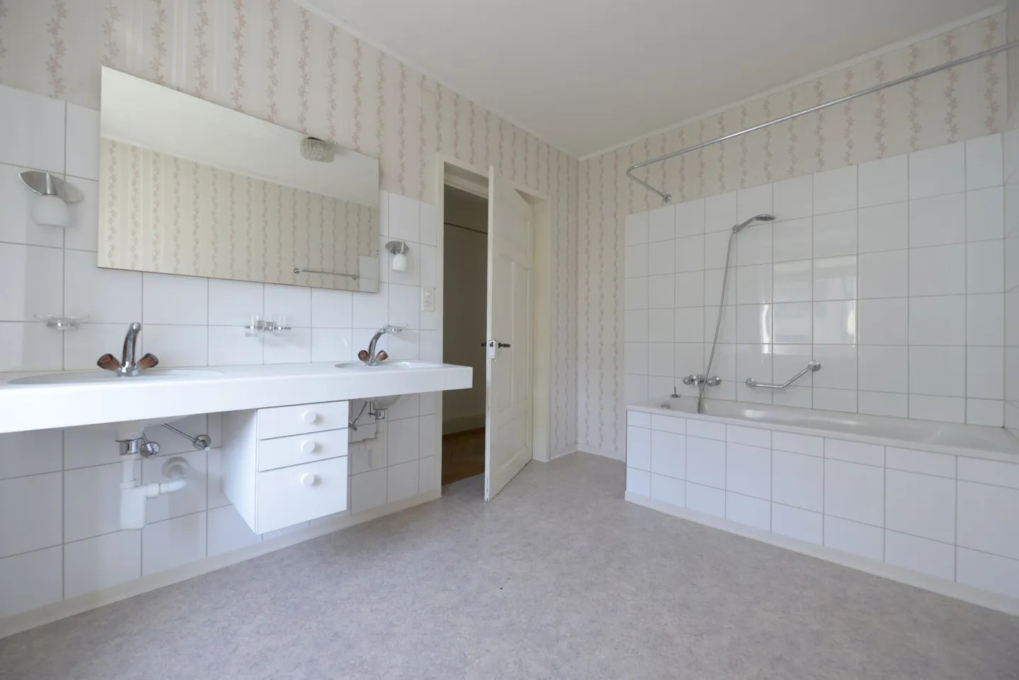 St. Gallen - 3 ½ Room Apartment with Shared Garden Seating Area - Photo 7 of 10