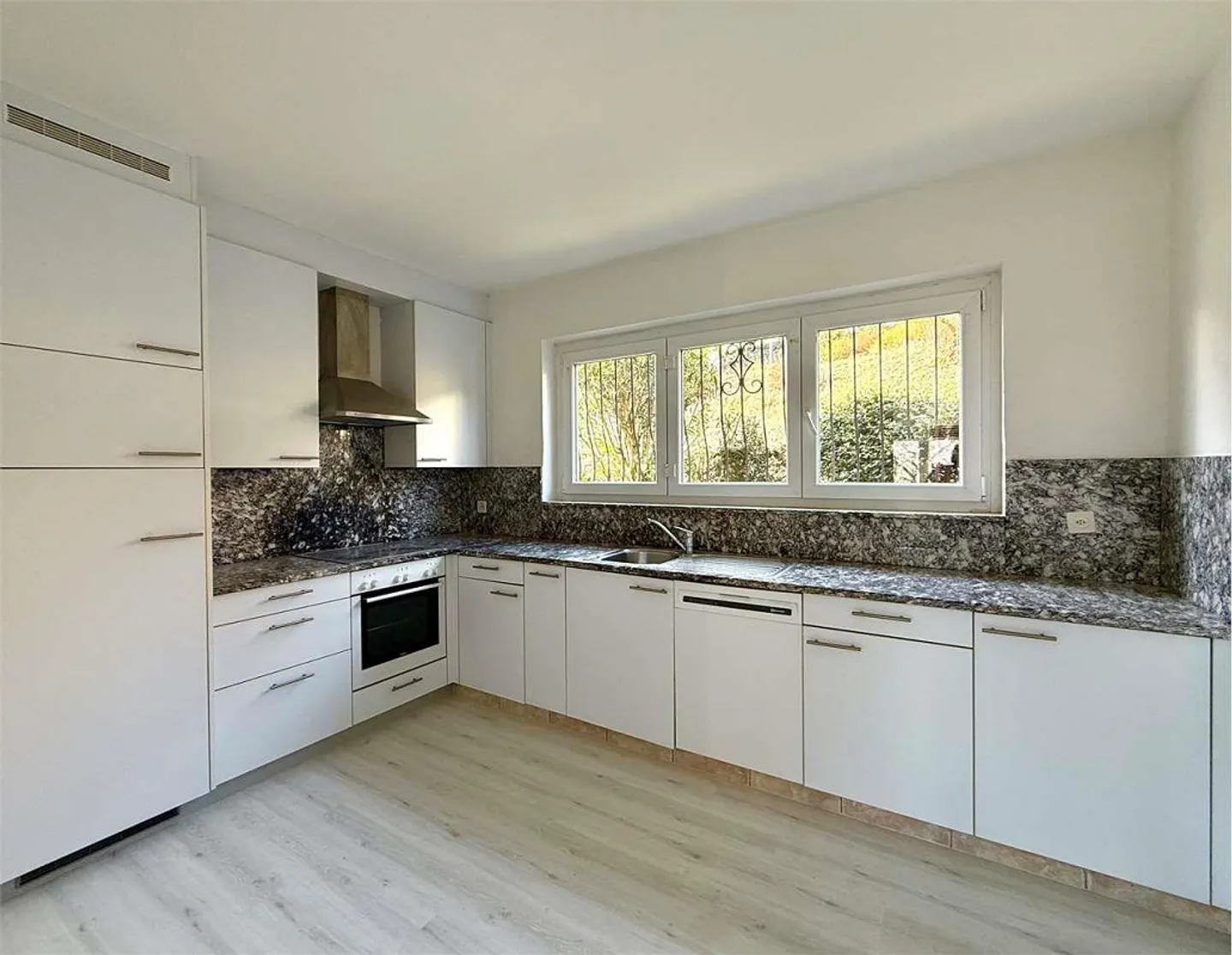 Spacious 4.5 room apartment in a quiet residential area - Photo 2 of 10