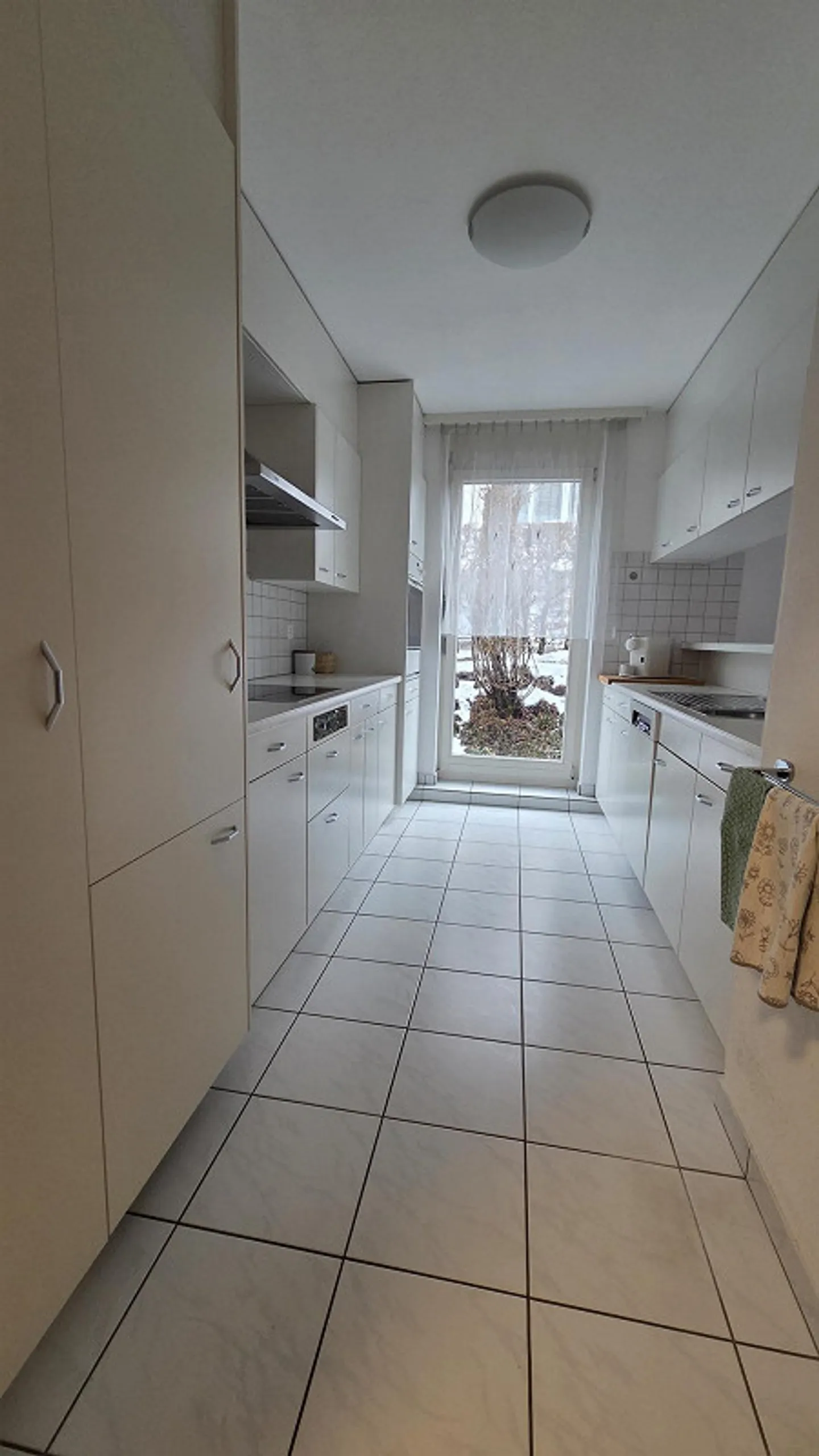 Sunny 4.5-room garden apartment with exclusive terrace + 3 underground parking spaces - Photo 9 of 12