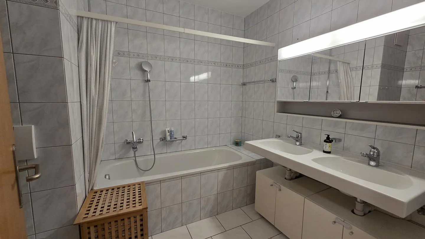 Sunny 4.5-room garden apartment with exclusive terrace + 3 underground parking spaces - Photo 11 of 12