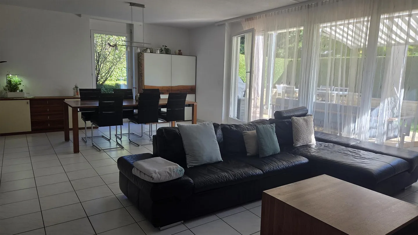 Sunny 4.5-room garden apartment with exclusive terrace + 3 underground parking spaces - Photo 5 of 12