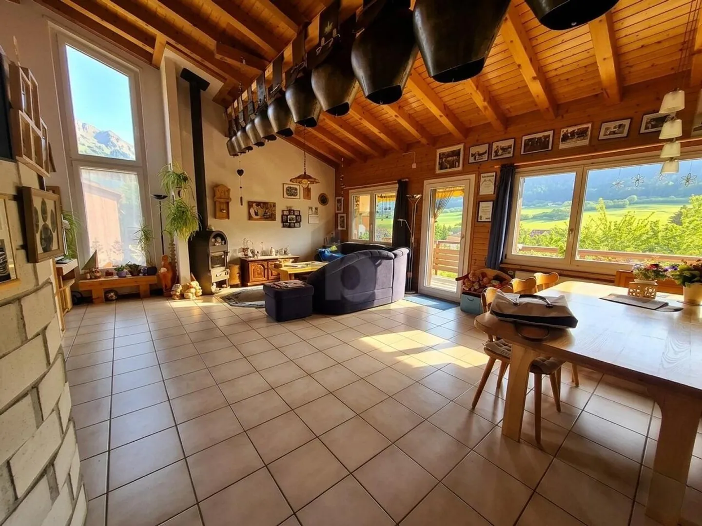 SPACIOUS, QUIET WITH BREATHTAKING VIEW - Photo 2 of 6