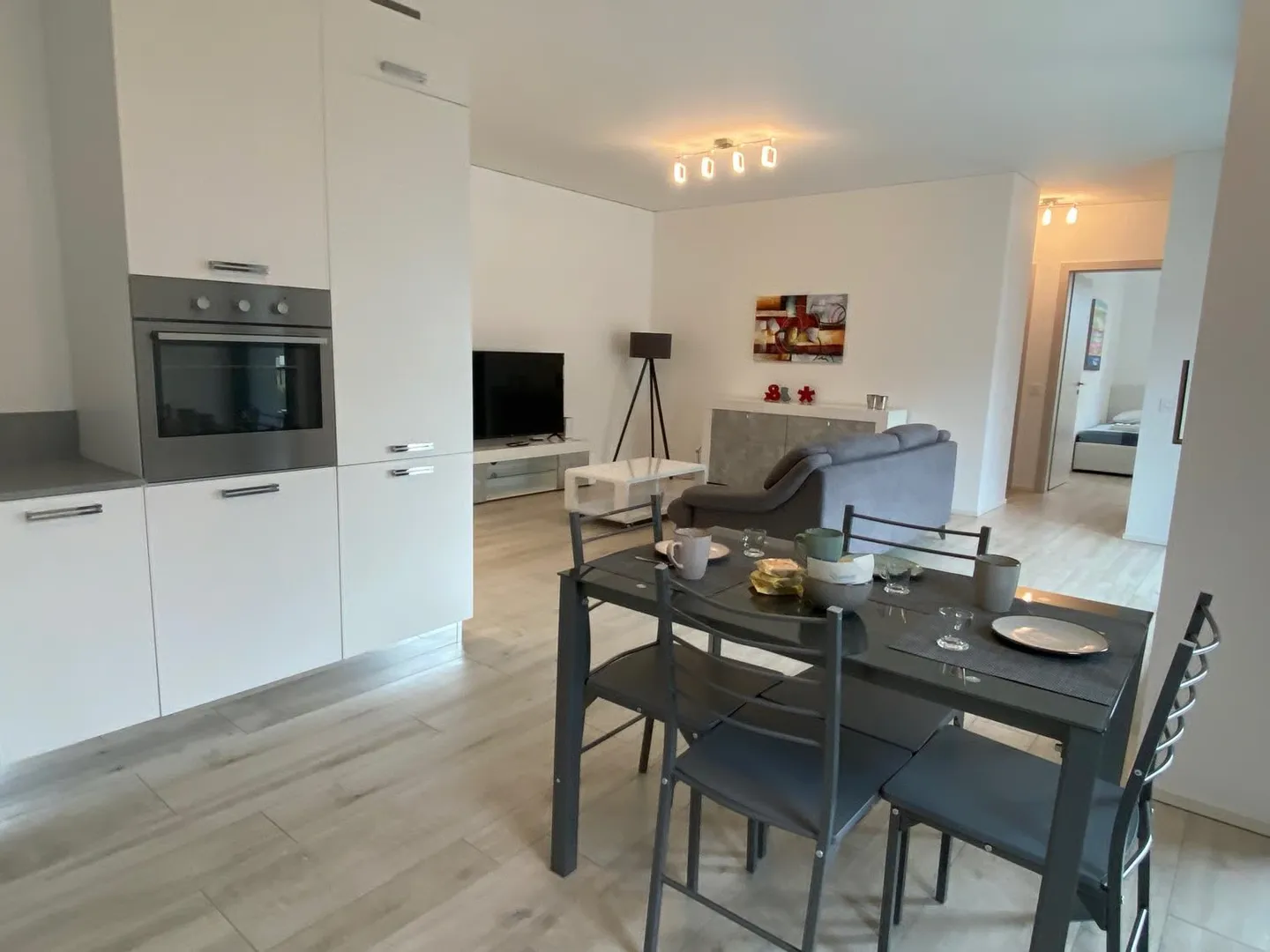 ELEGANTE 3.5 LOCALI ARREDATO CON PARCHEGGIO PRIVATO - Photo 1 sur 14