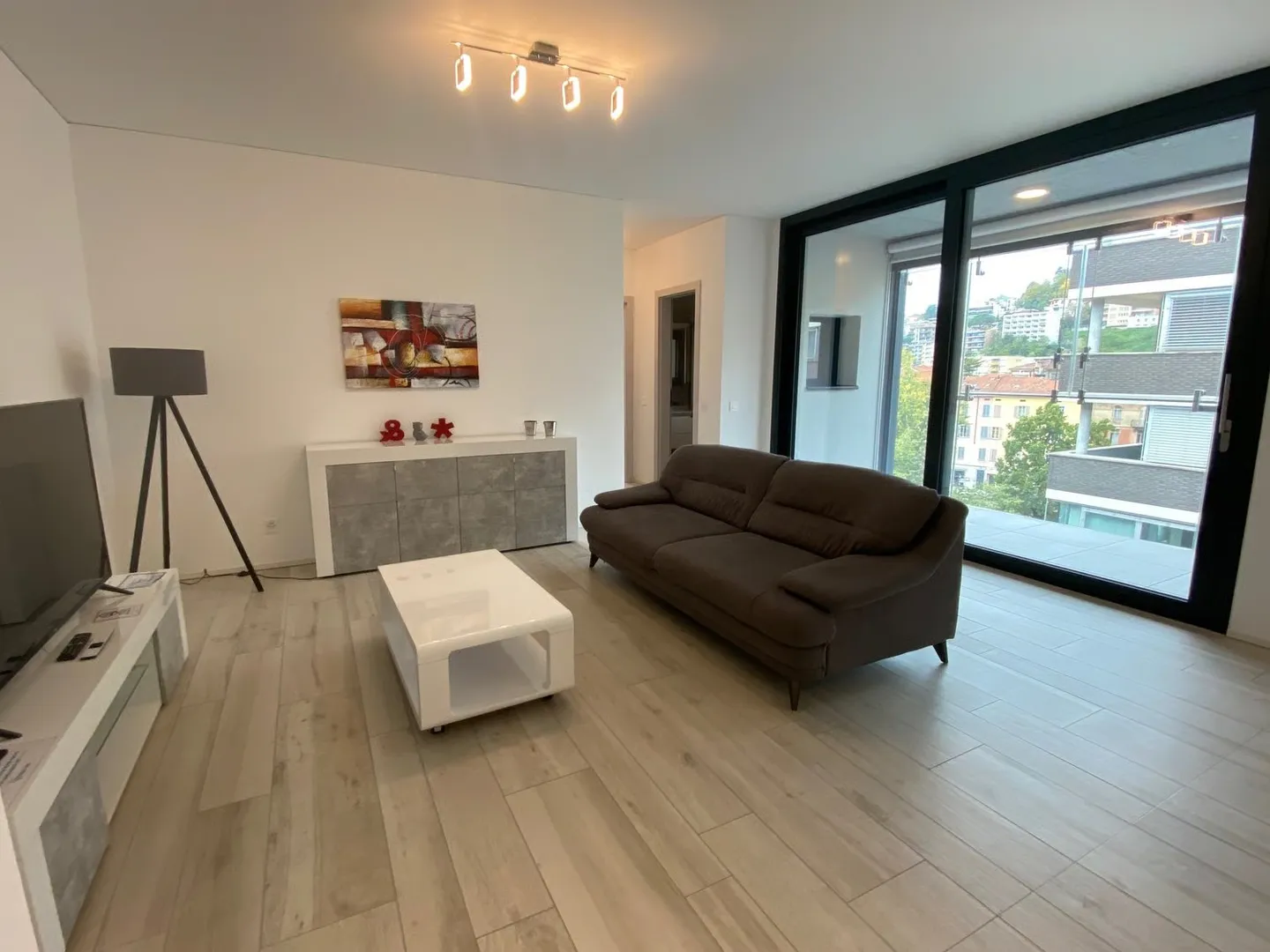 ELEGANTE 3.5 LOCALI ARREDATO CON PARCHEGGIO PRIVATO - Photo 2 sur 14