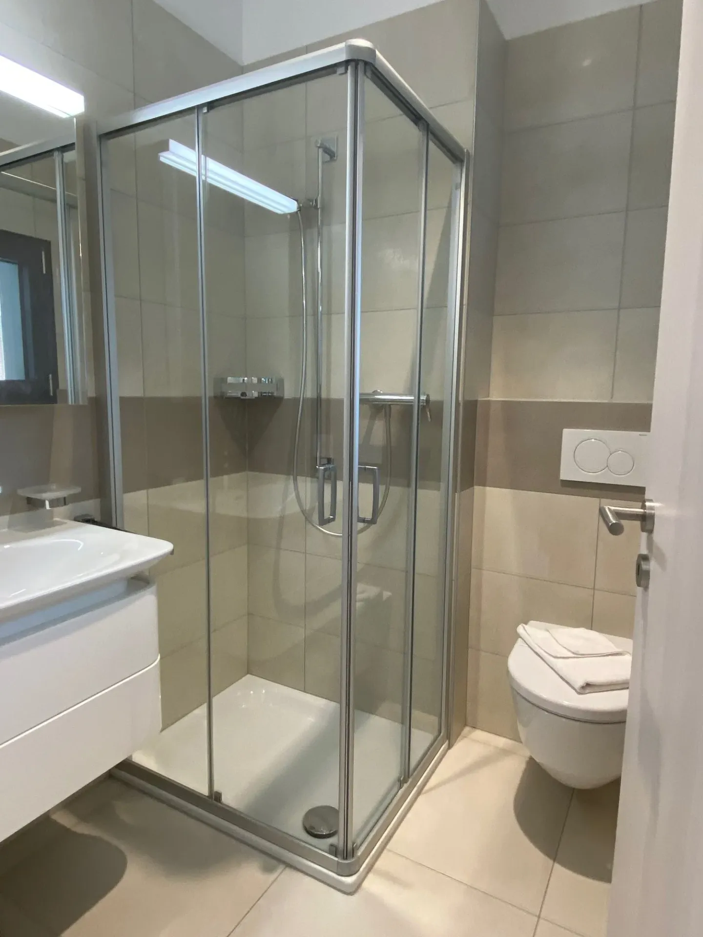 ELEGANTE 3.5 LOCALI ARREDATO CON PARCHEGGIO PRIVATO - Photo 6 sur 14