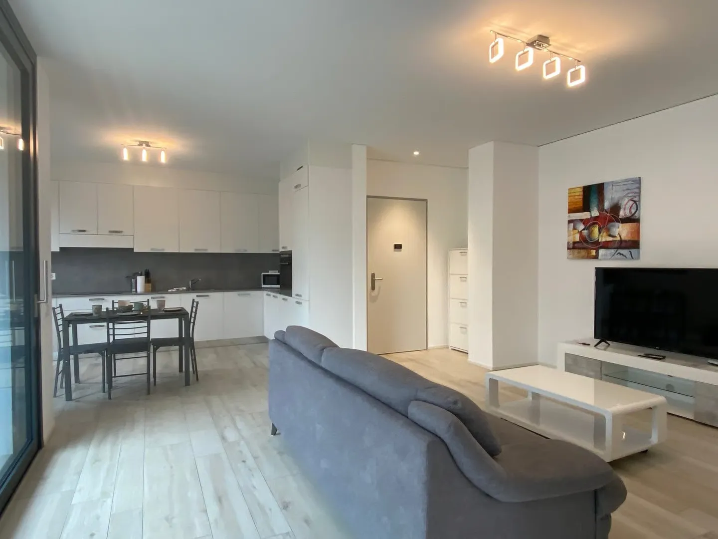 ELEGANTE 3.5 LOCALI ARREDATO CON PARCHEGGIO PRIVATO - Photo 4 sur 14