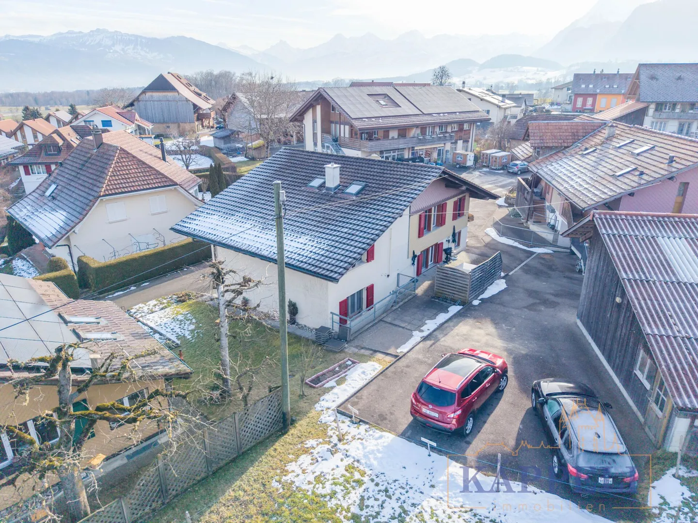 Charmante et bien entretenue maison bifamiliale dans un emplacement central à Uebeschi rural - Photo 2 sur 17