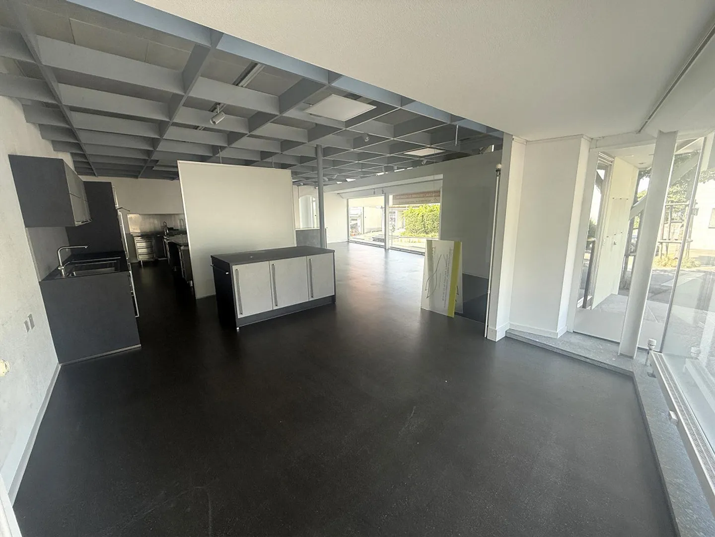 Representative shop/commercial space in a high-visibility location - Photo 3 of 7