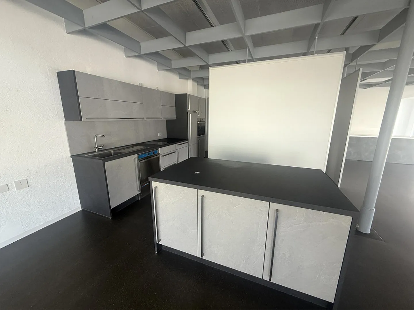 Representative shop/commercial space in a high-visibility location - Photo 4 of 7