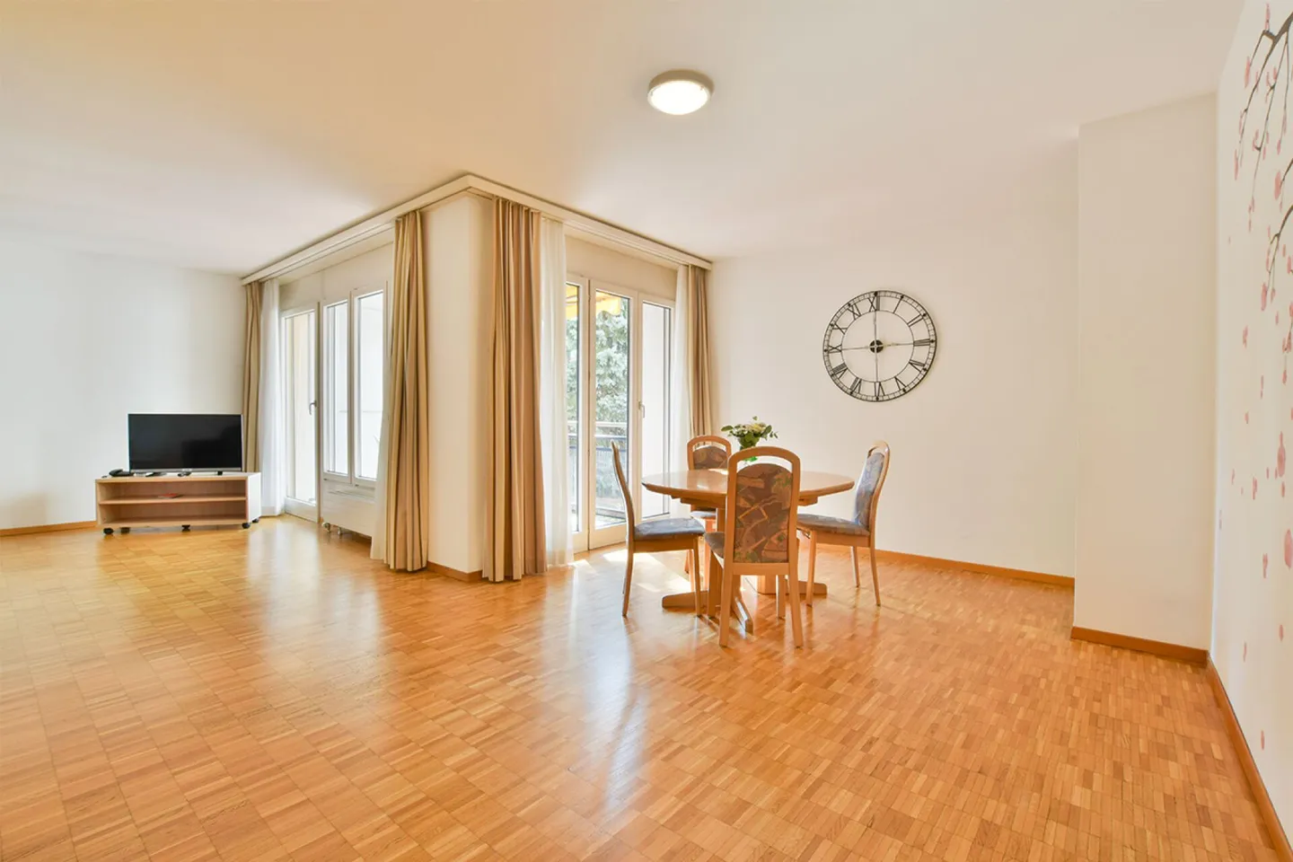 Bright 3.5-room furnished apartment with park view - Photo 2 of 9