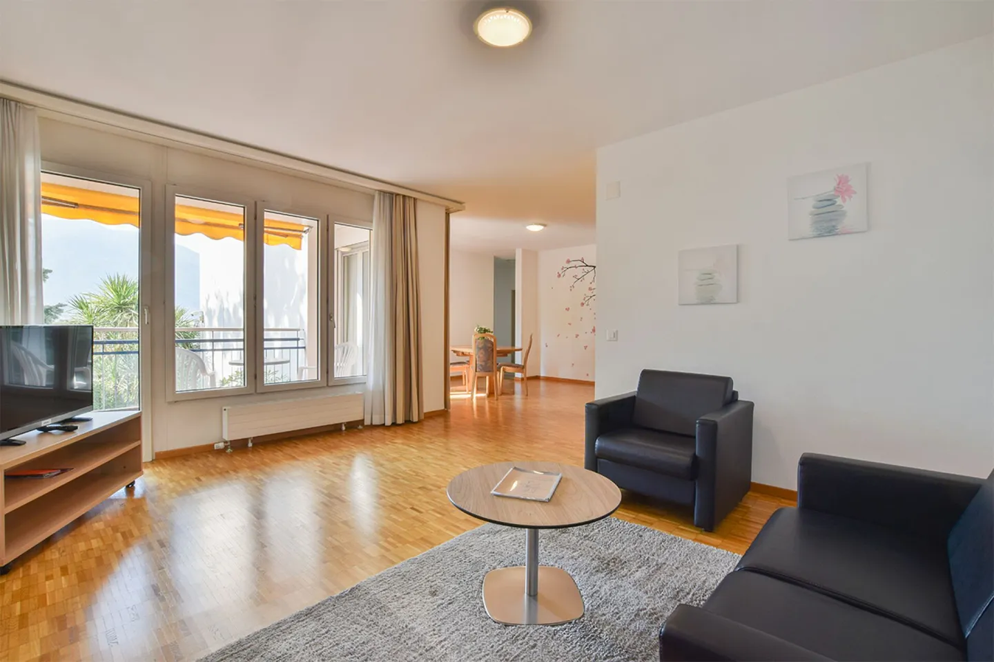 Bright 3.5-room furnished apartment with park view - Photo 1 of 9