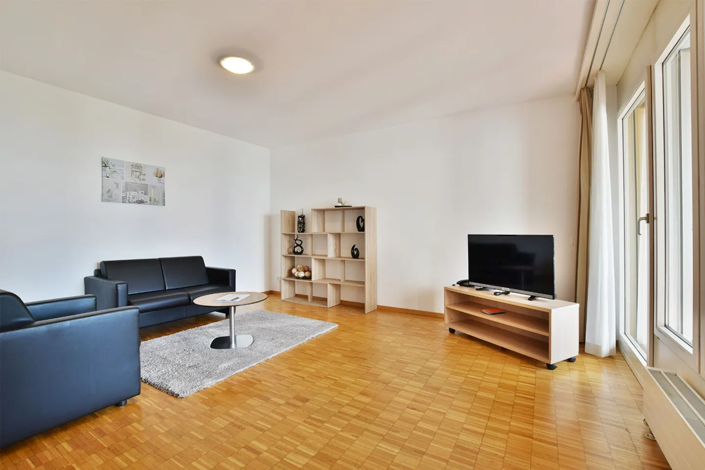 Bright 3.5-room furnished apartment with park view - Photo 3 of 9