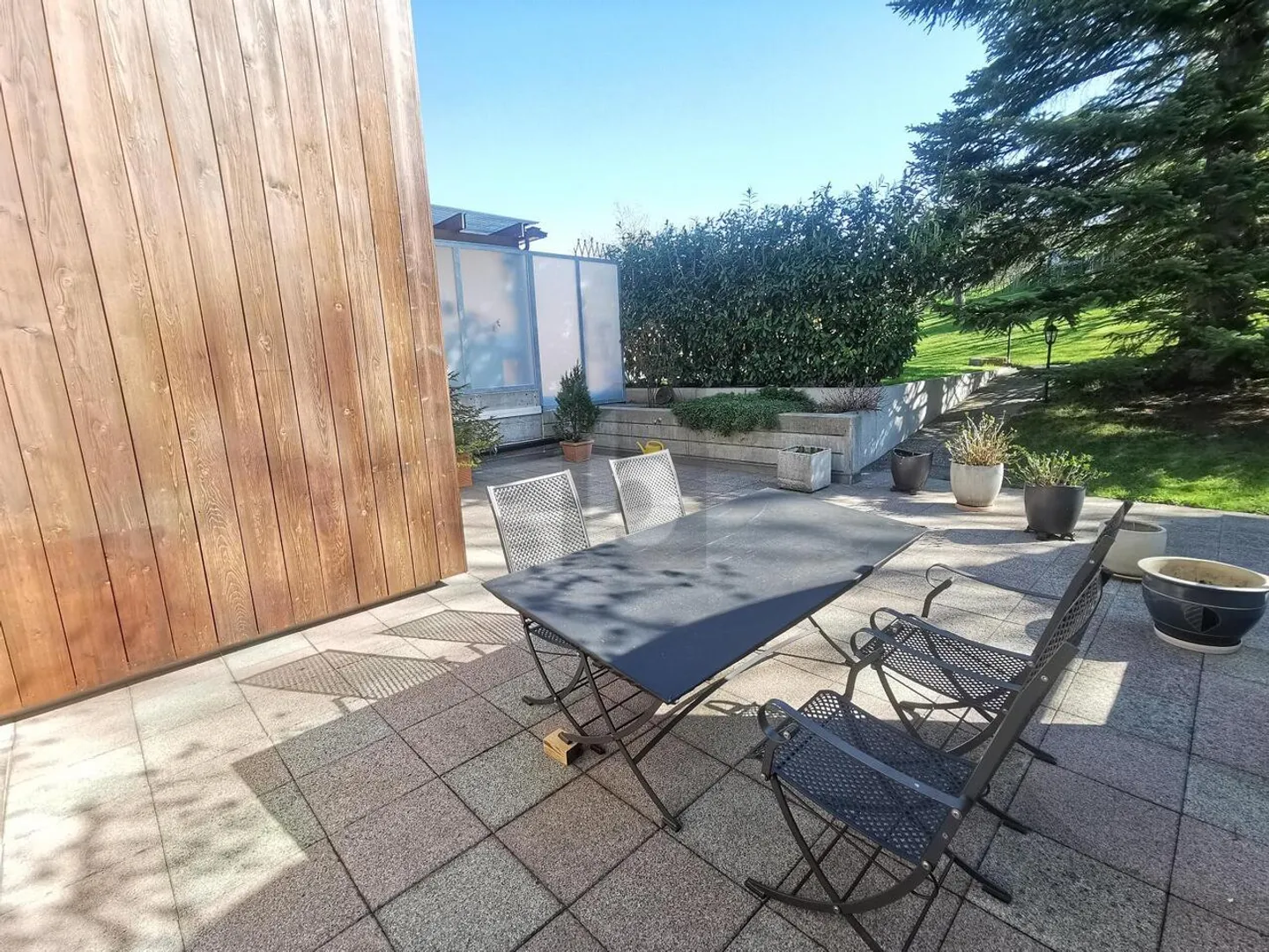 RENOVE RECEMMENT AVEC GRAND ESPACE DE JARDIN - Photo 1 sur 6